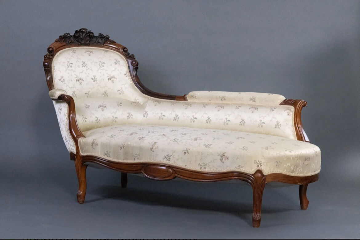 Louis XV meridian in walnut and silk