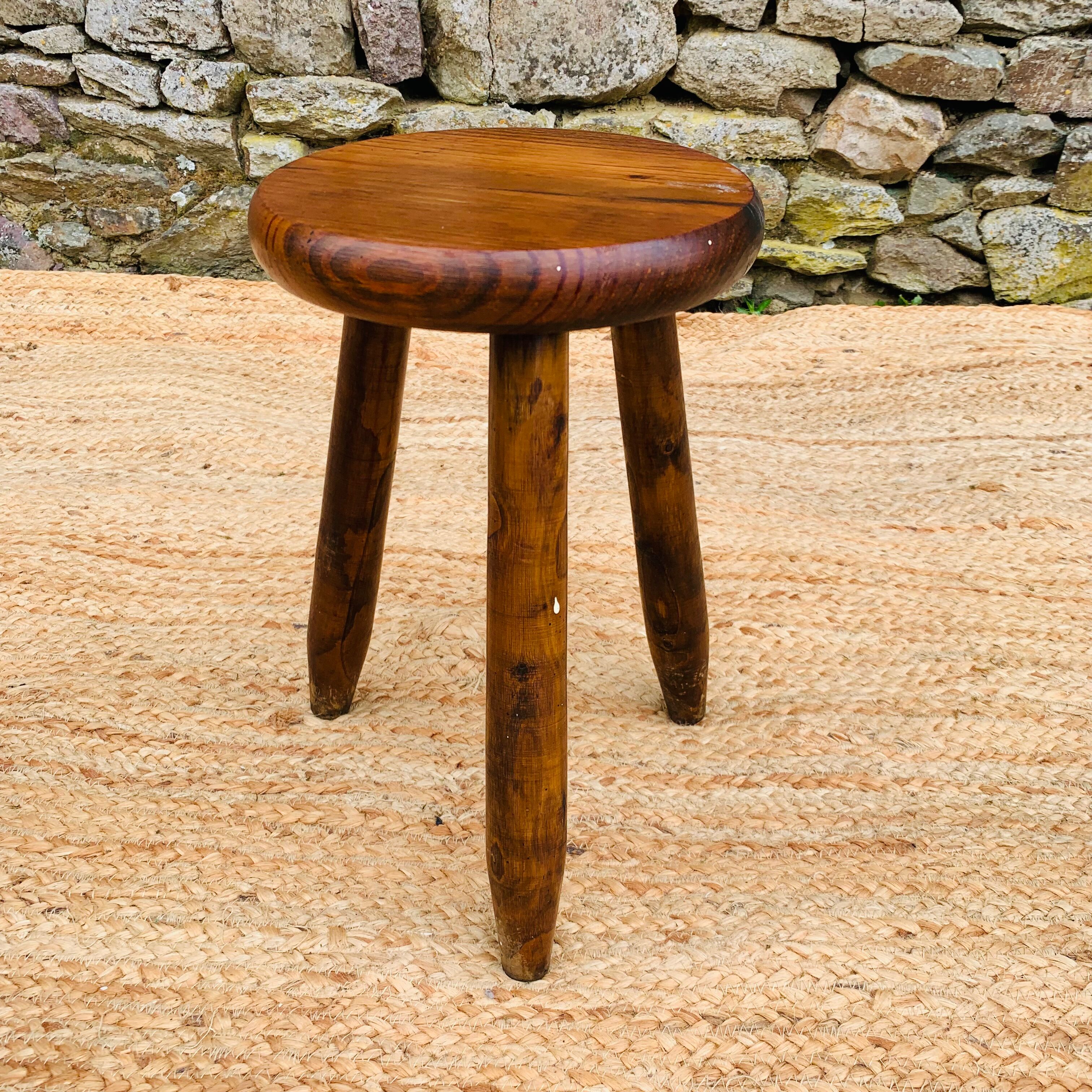 Suite de 3 tabourets tripode dépareillés