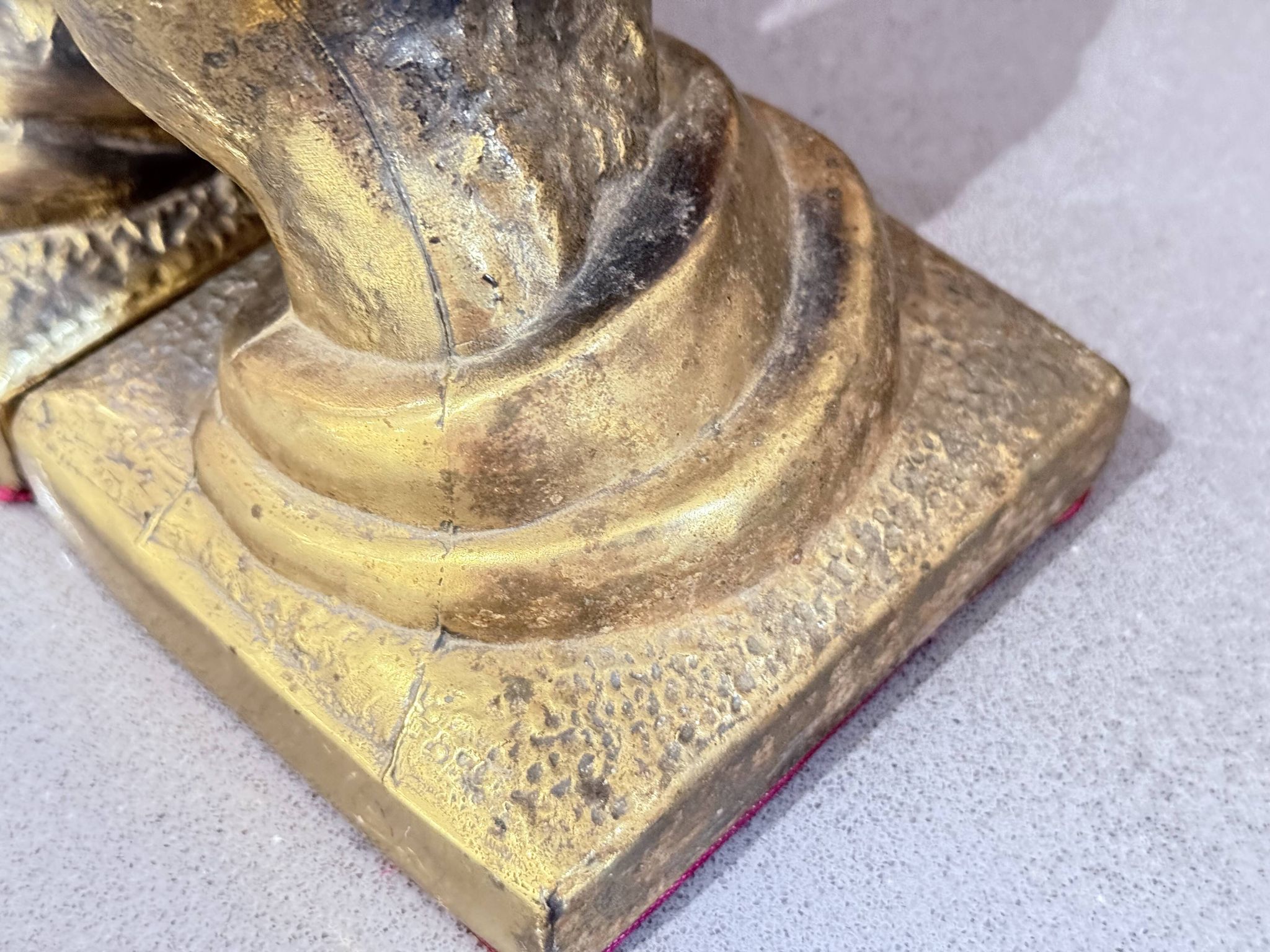 Paire de serre-livres vintage en bronze formant mains en prière dorées