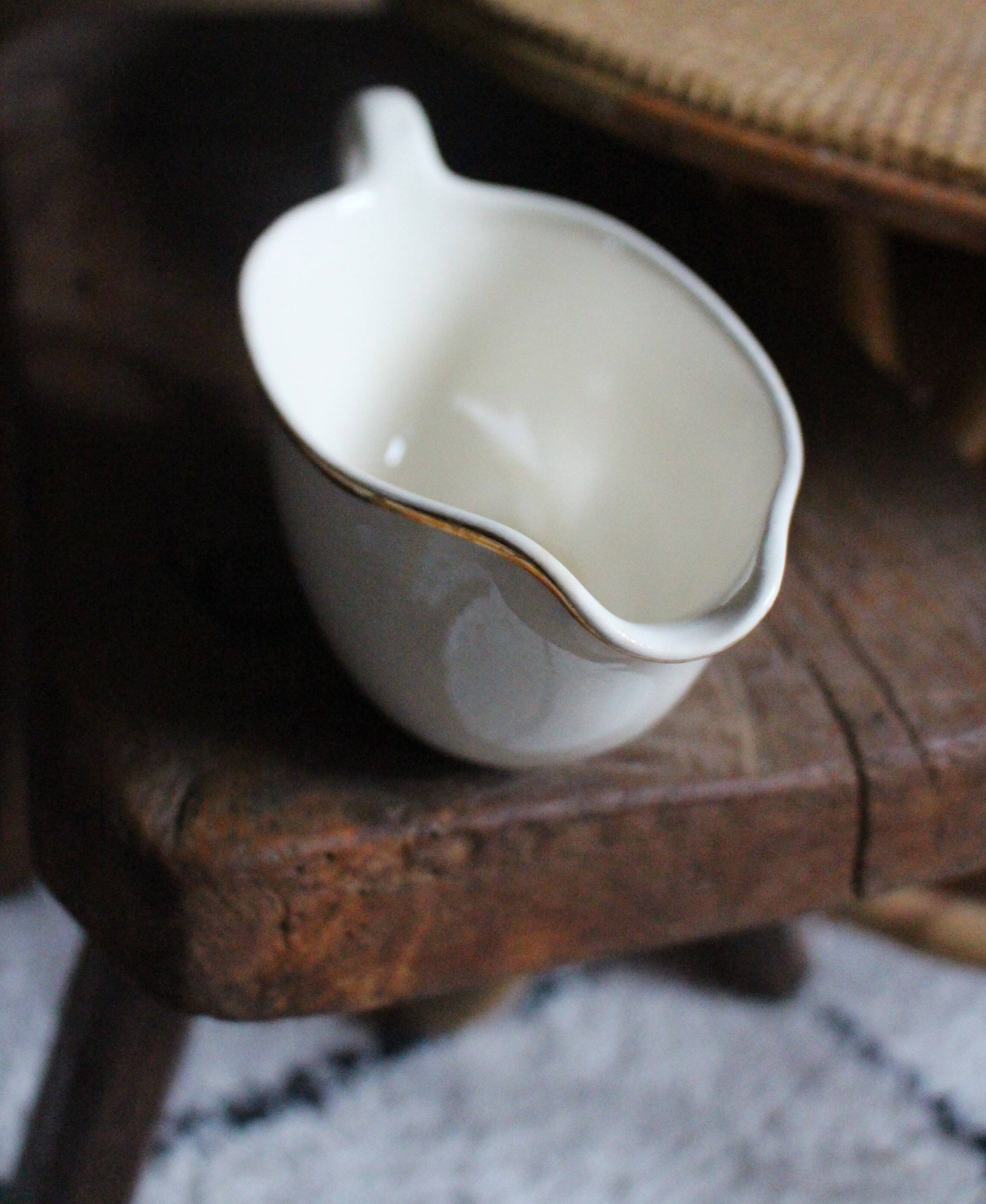 Ecru and gold earthenware sauce boat by Villeroy & Boch