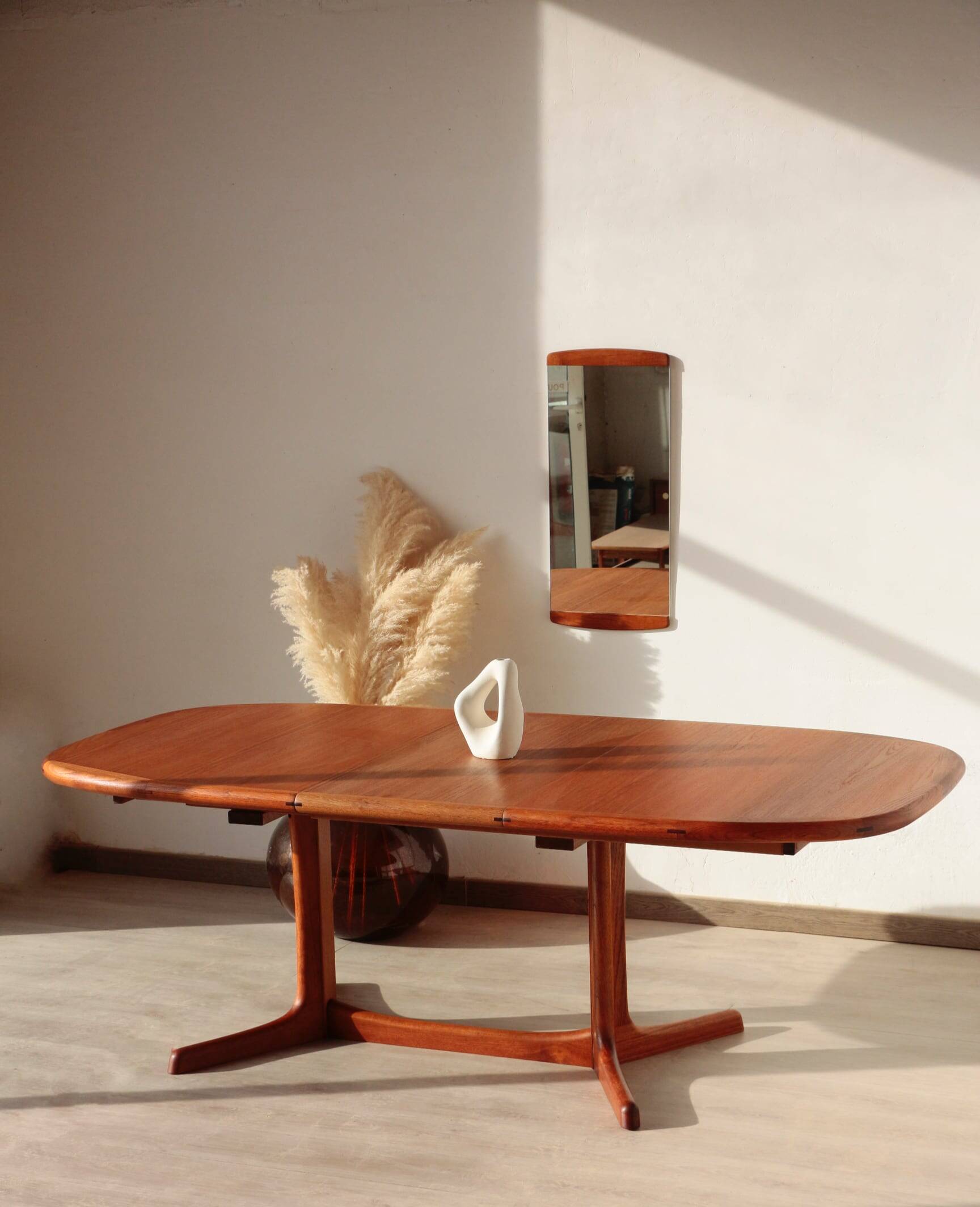 Vintage Dyrlund dining table in teak – the excellence of Danish design.