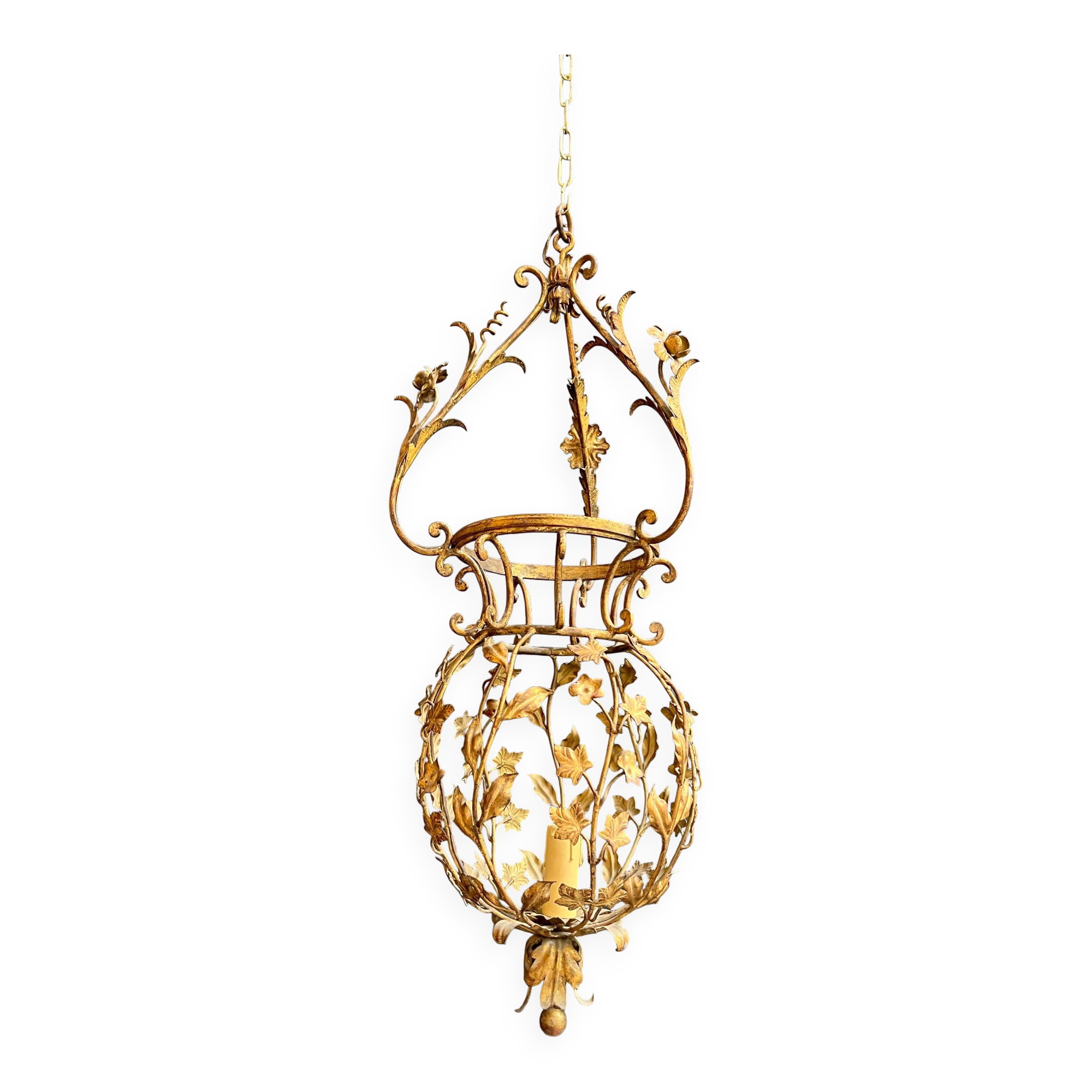Important golden iron lantern with foliage decorations from the Baguès house.