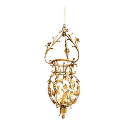 Suspension en fer doré à décor de feuillages de la maison Baguès