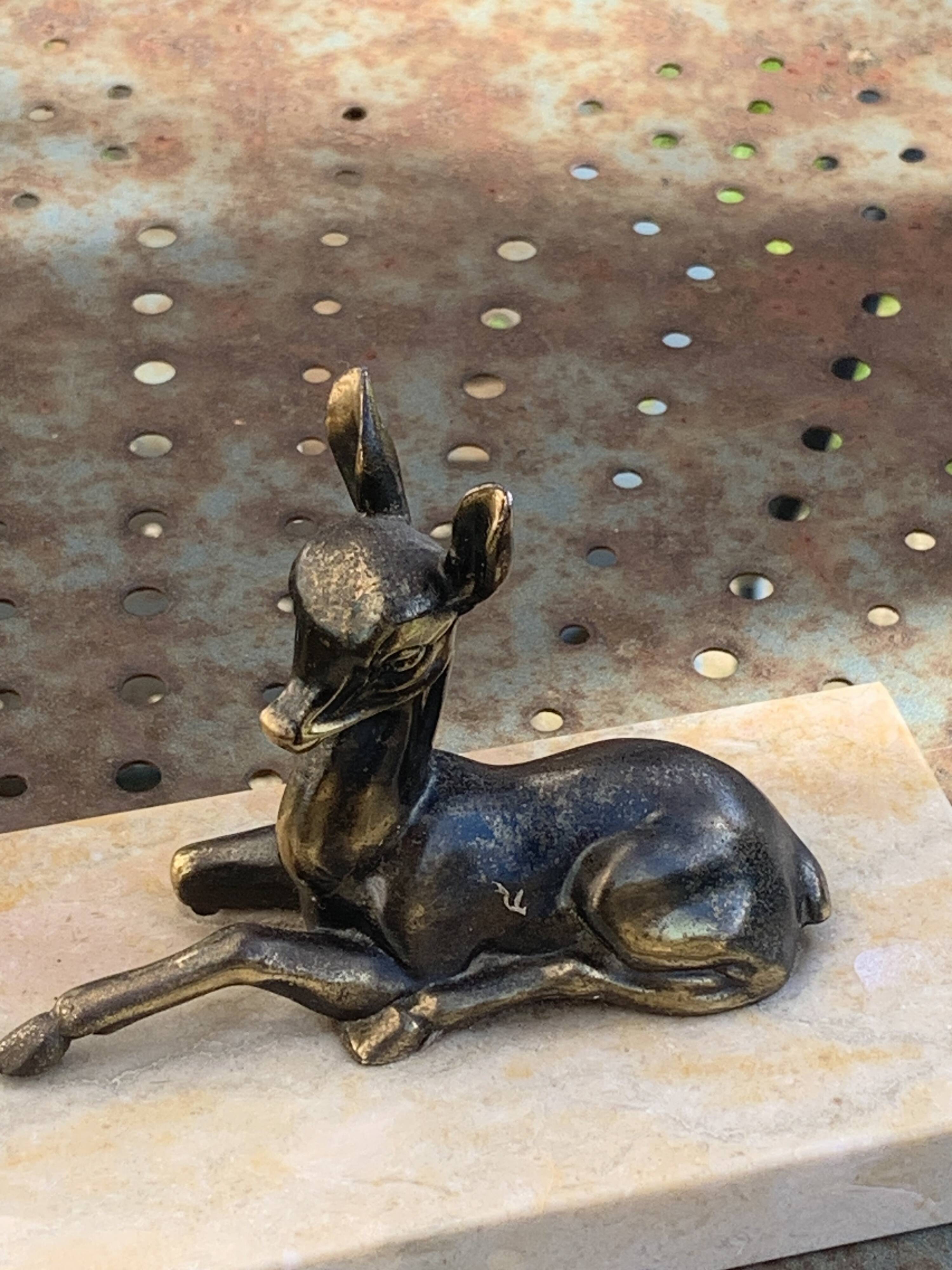 Table lamp, Biche, fawn in gilded brass on a beige marble base, art deco Velvet underside