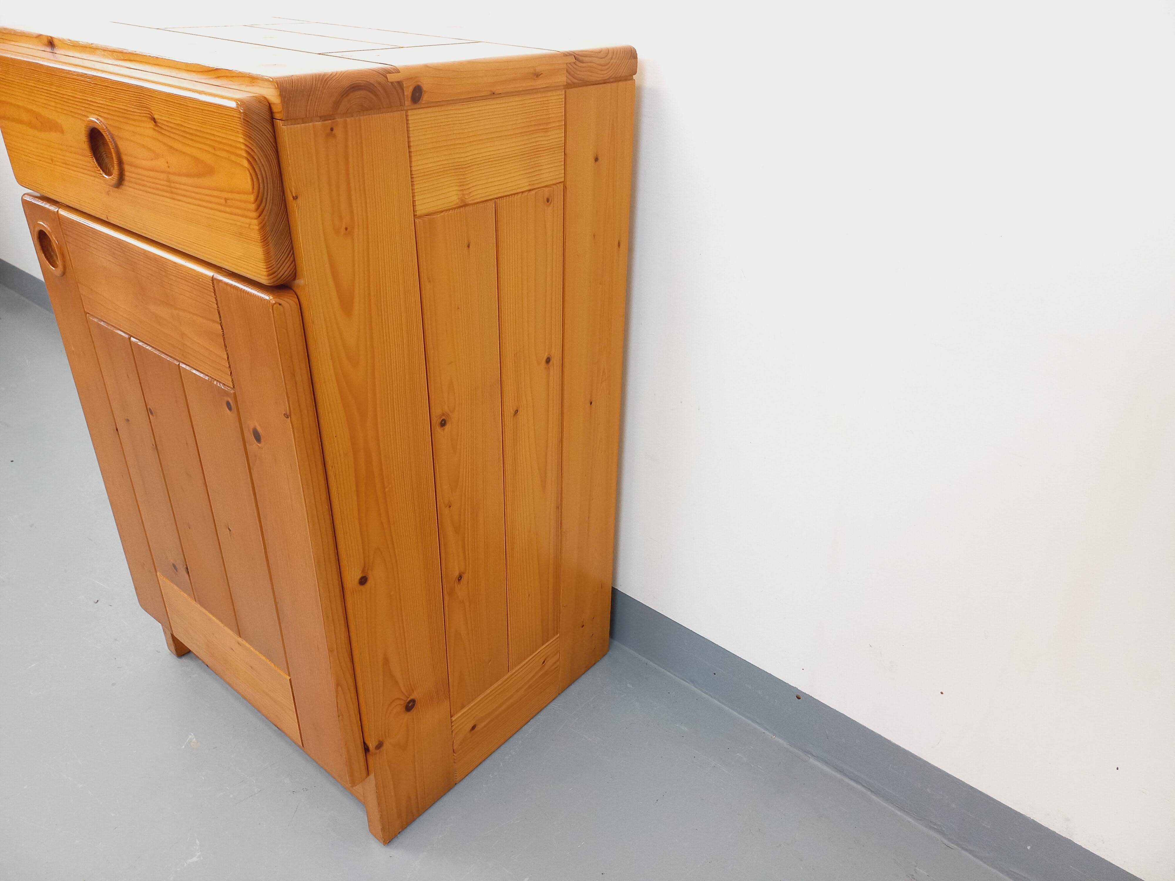 Meuble de rangement sélectionné par Charlotte Perriand Les Arcs vintage en pin des années 60 70