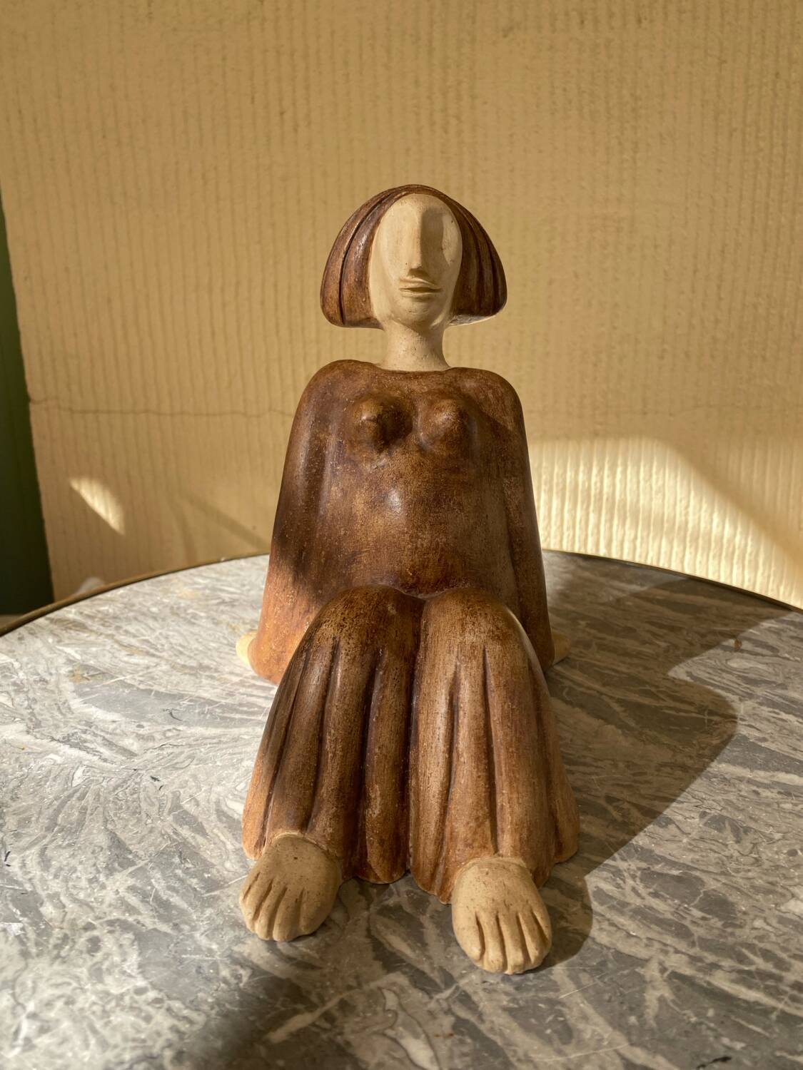 Sculpture féminine en gres signée