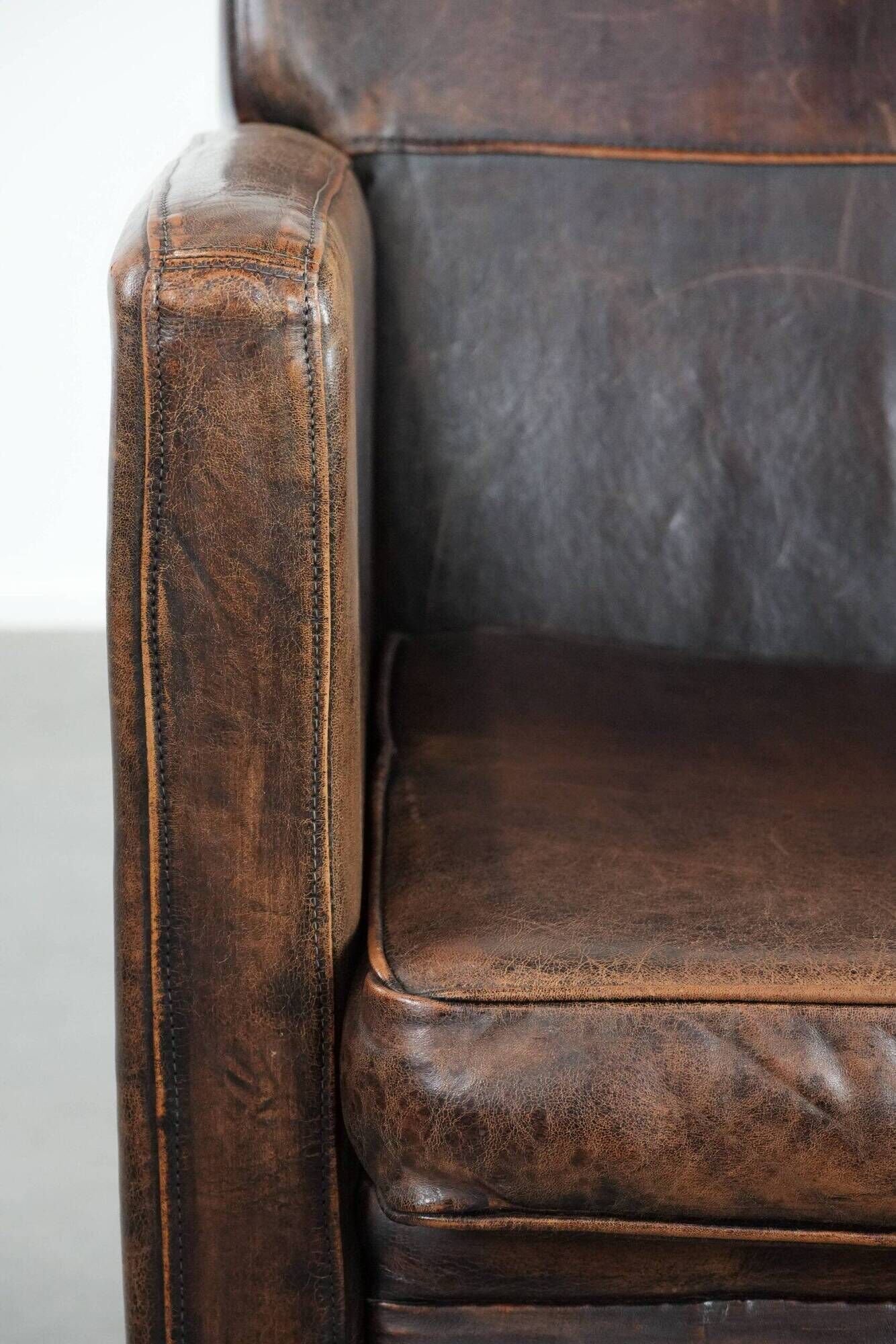 Sleekly shaped timeless design armchair made of sheepskin leather
