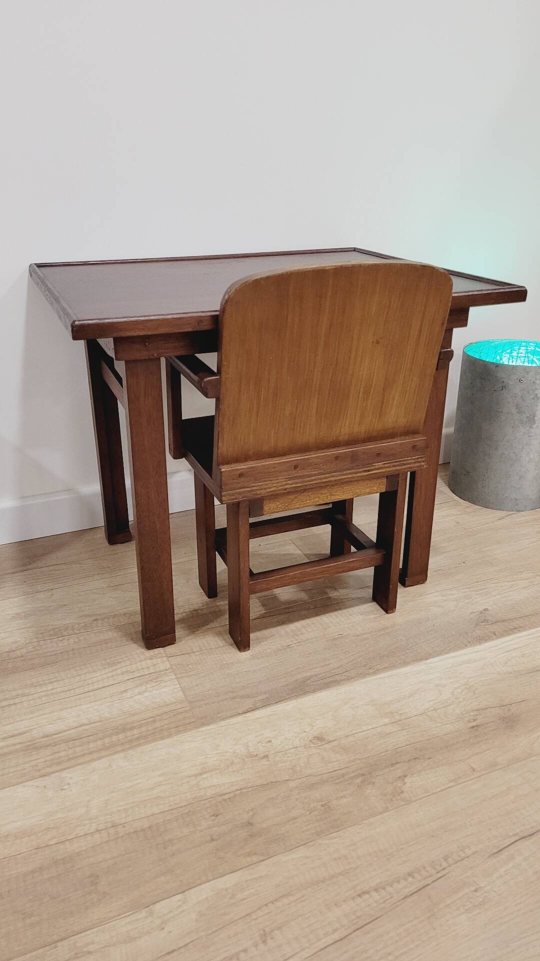 Child's desk