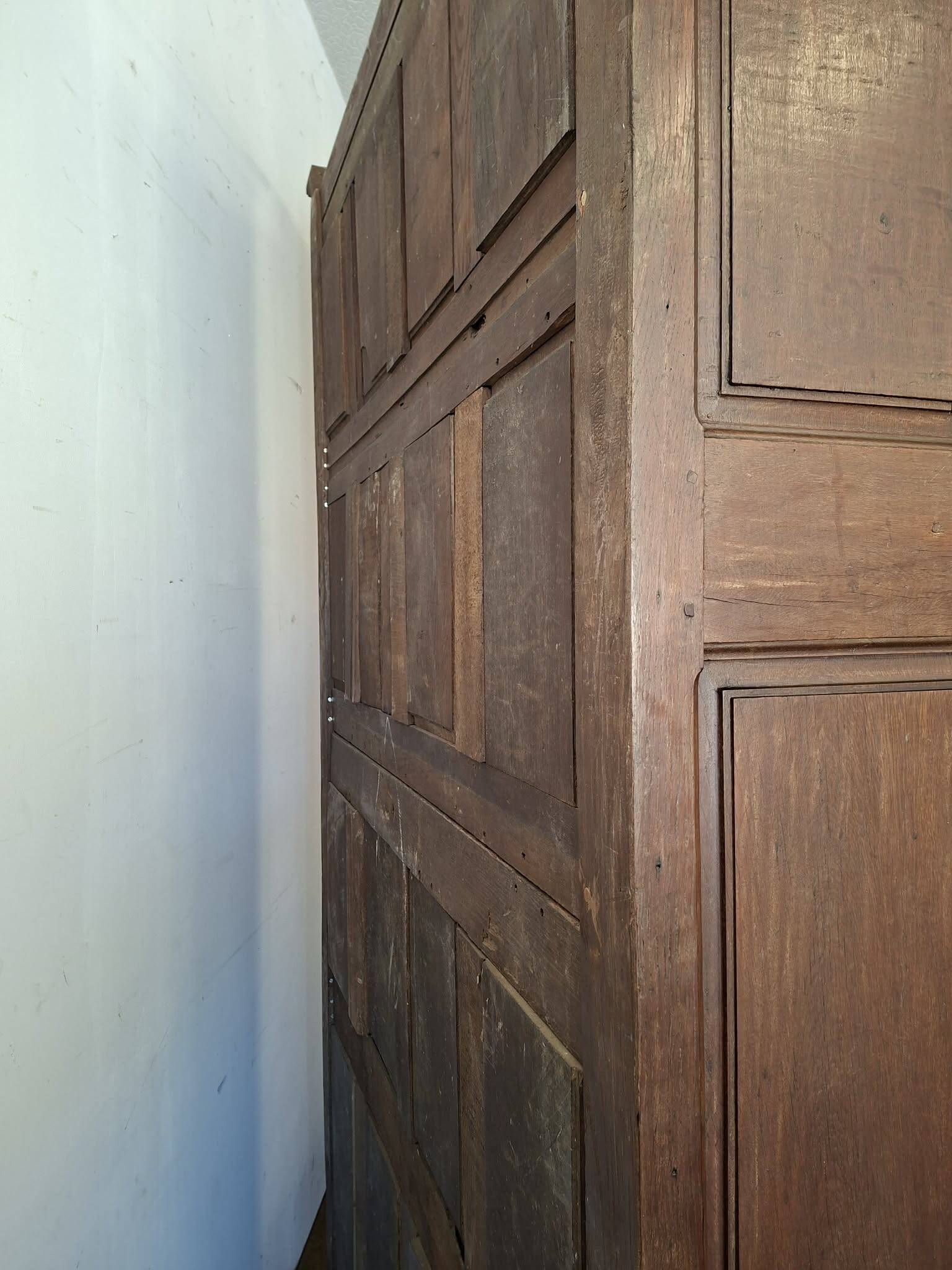 Louis XV period wardrobe in solid oak. 18th century.