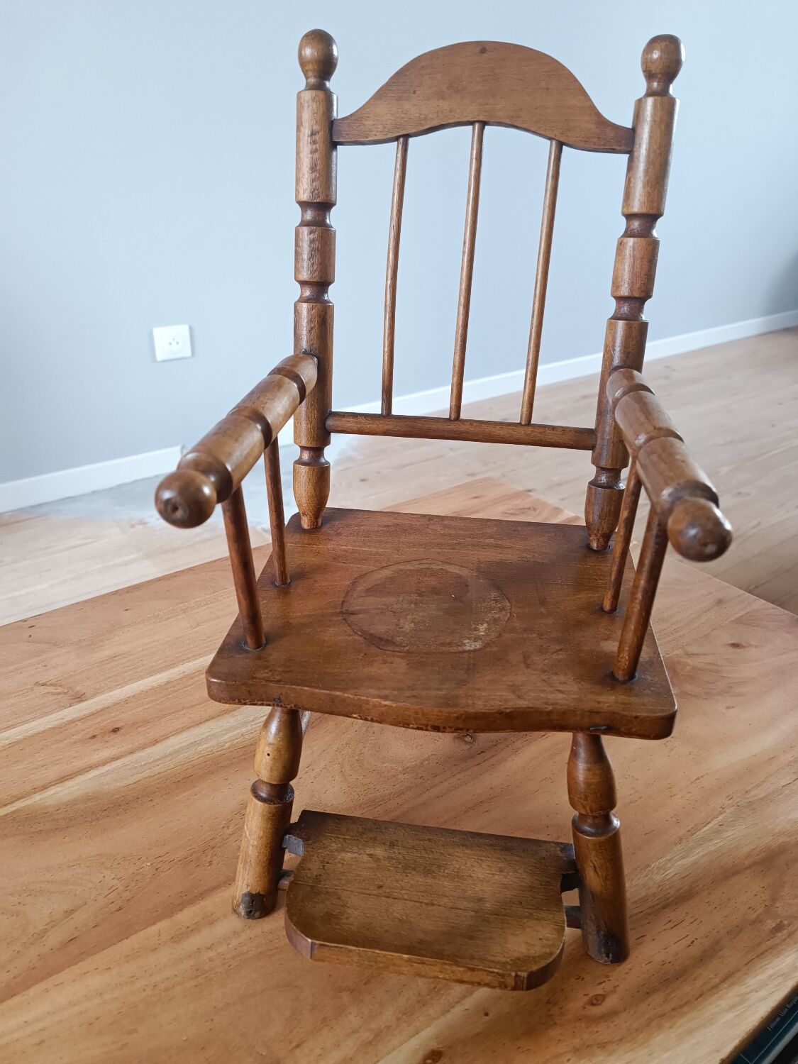 Chaise de poupée en bois