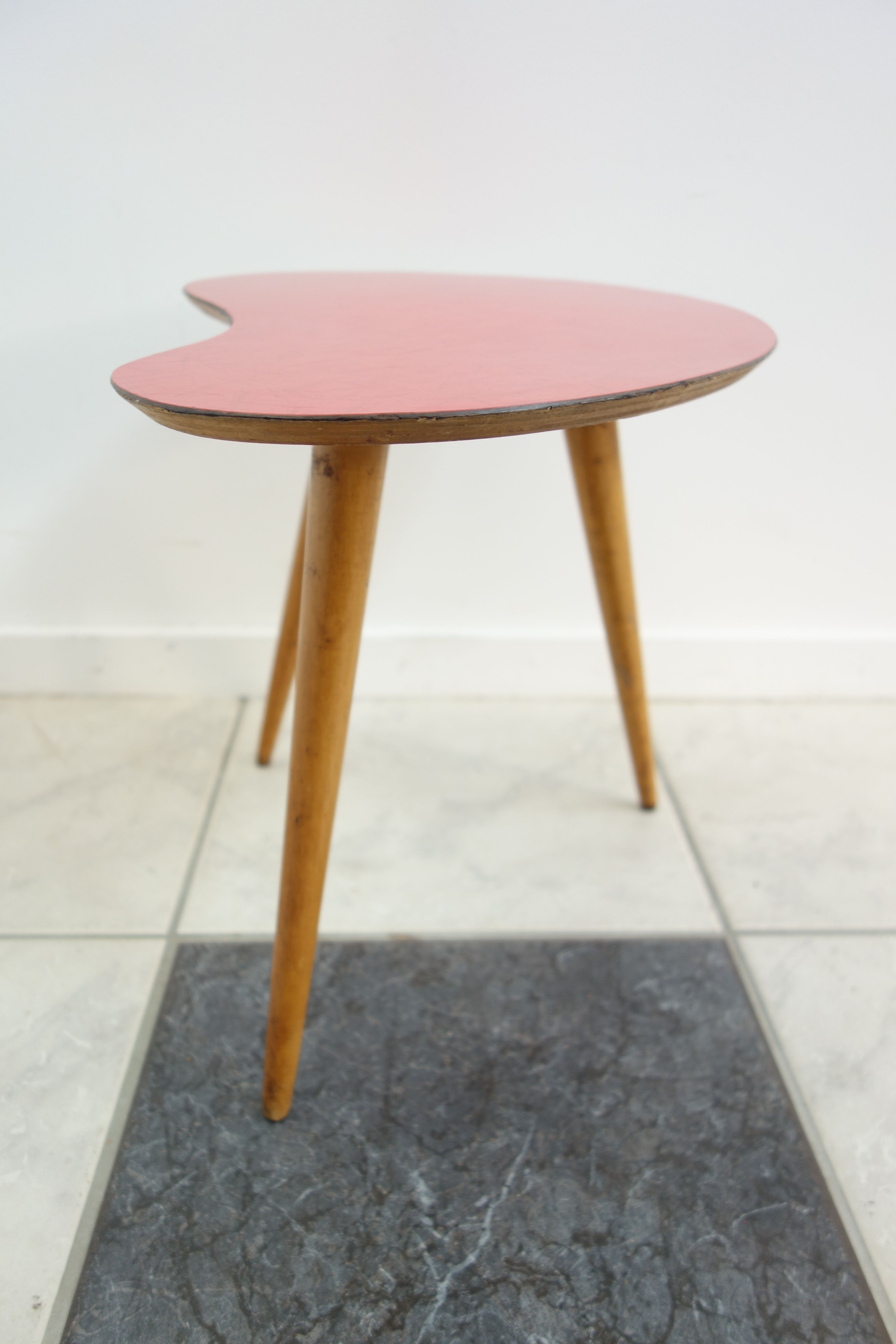 Table d'appoint des années 50 tripode en formica forme haricot