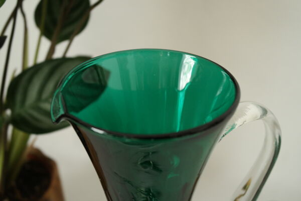 Vase cruche en verre soufflé vert vintage