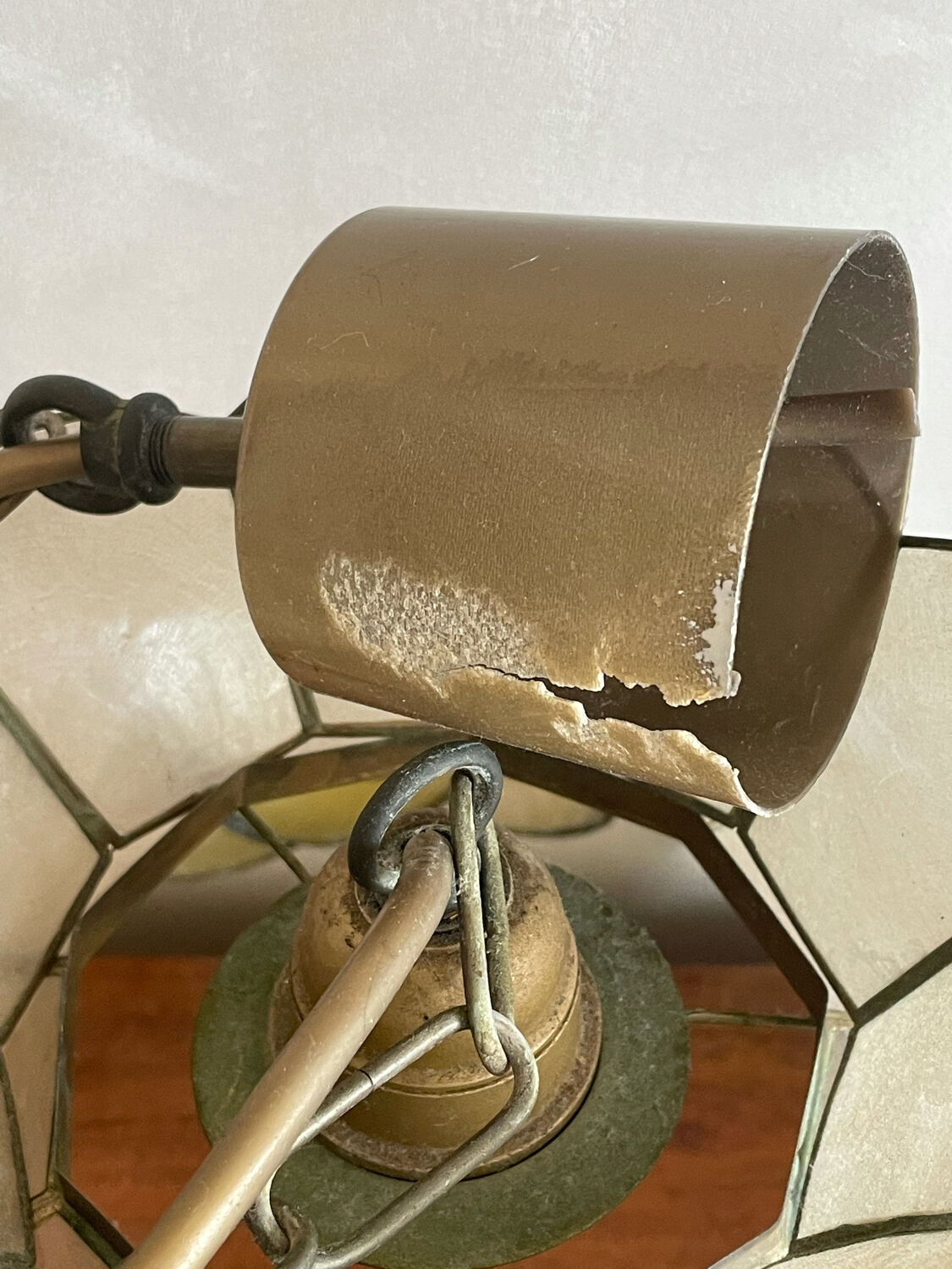 Mother-of-pearl and brass suspension