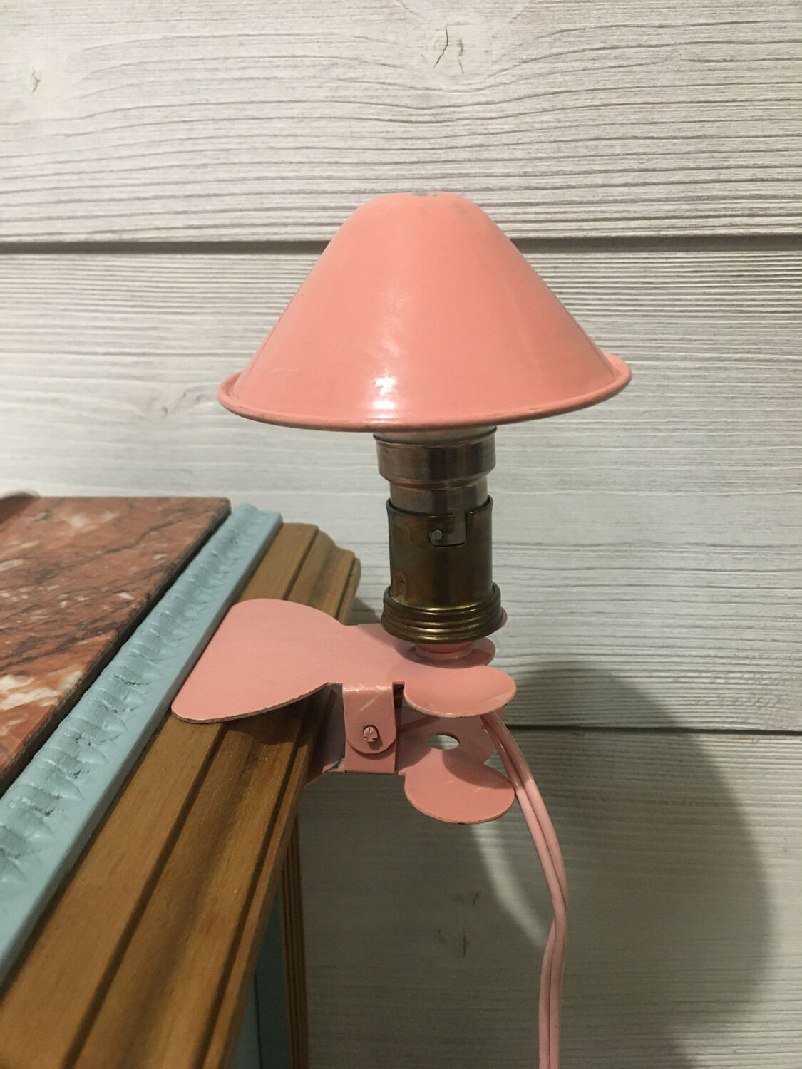 Mushroom lamp with clip