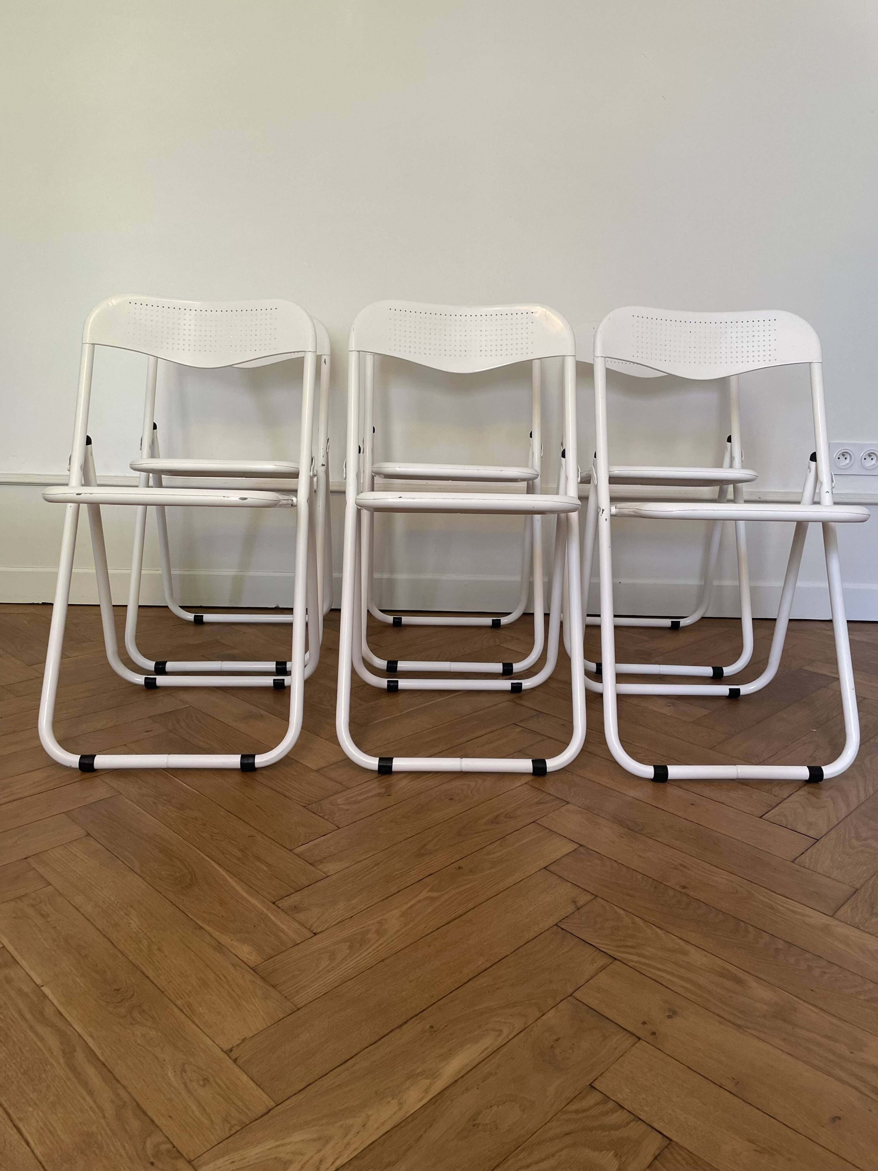 chaises pliantes en métal perforée, design vintage annees 1970