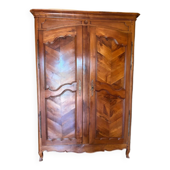 Armoire en bois fruitier