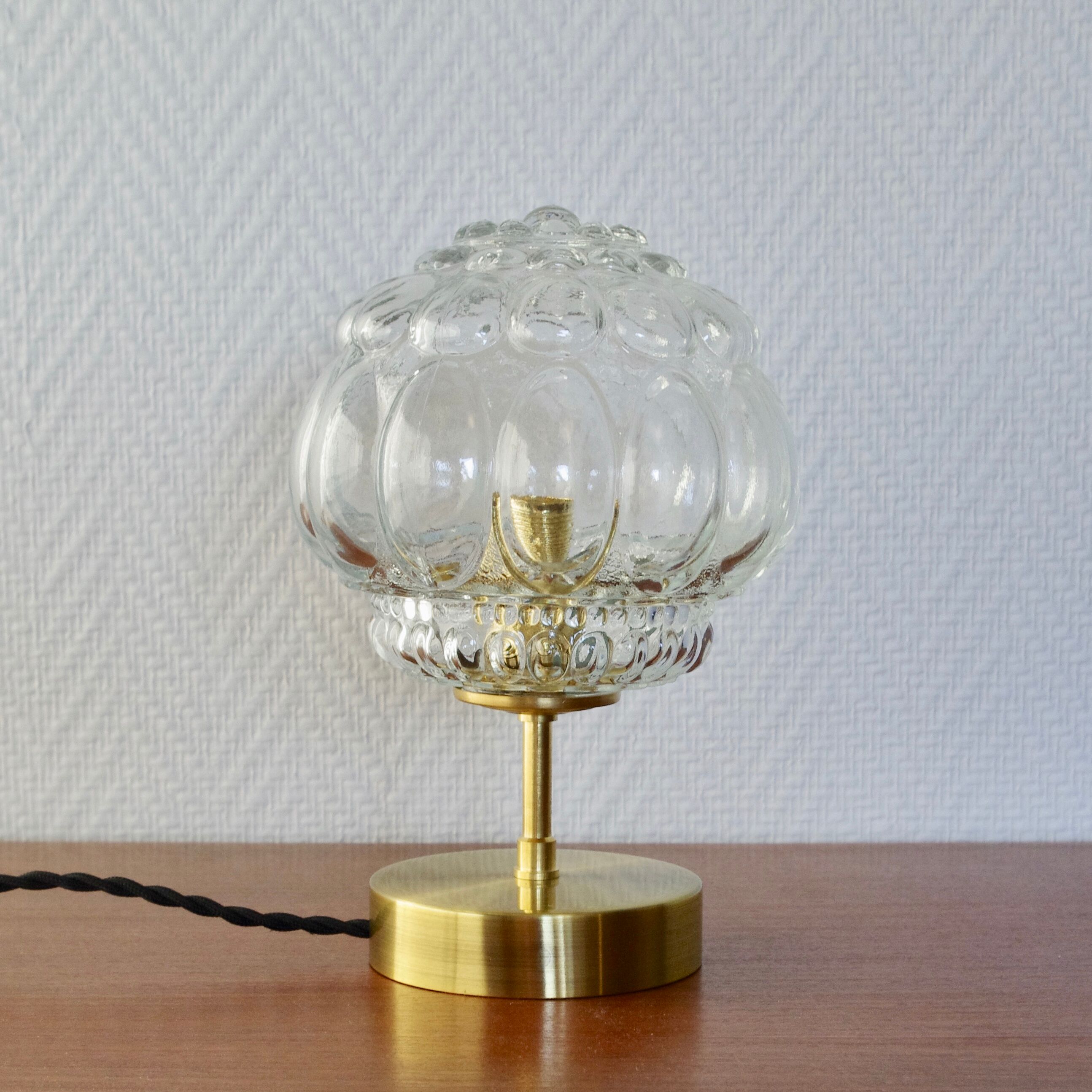 Bubbled glass lamp