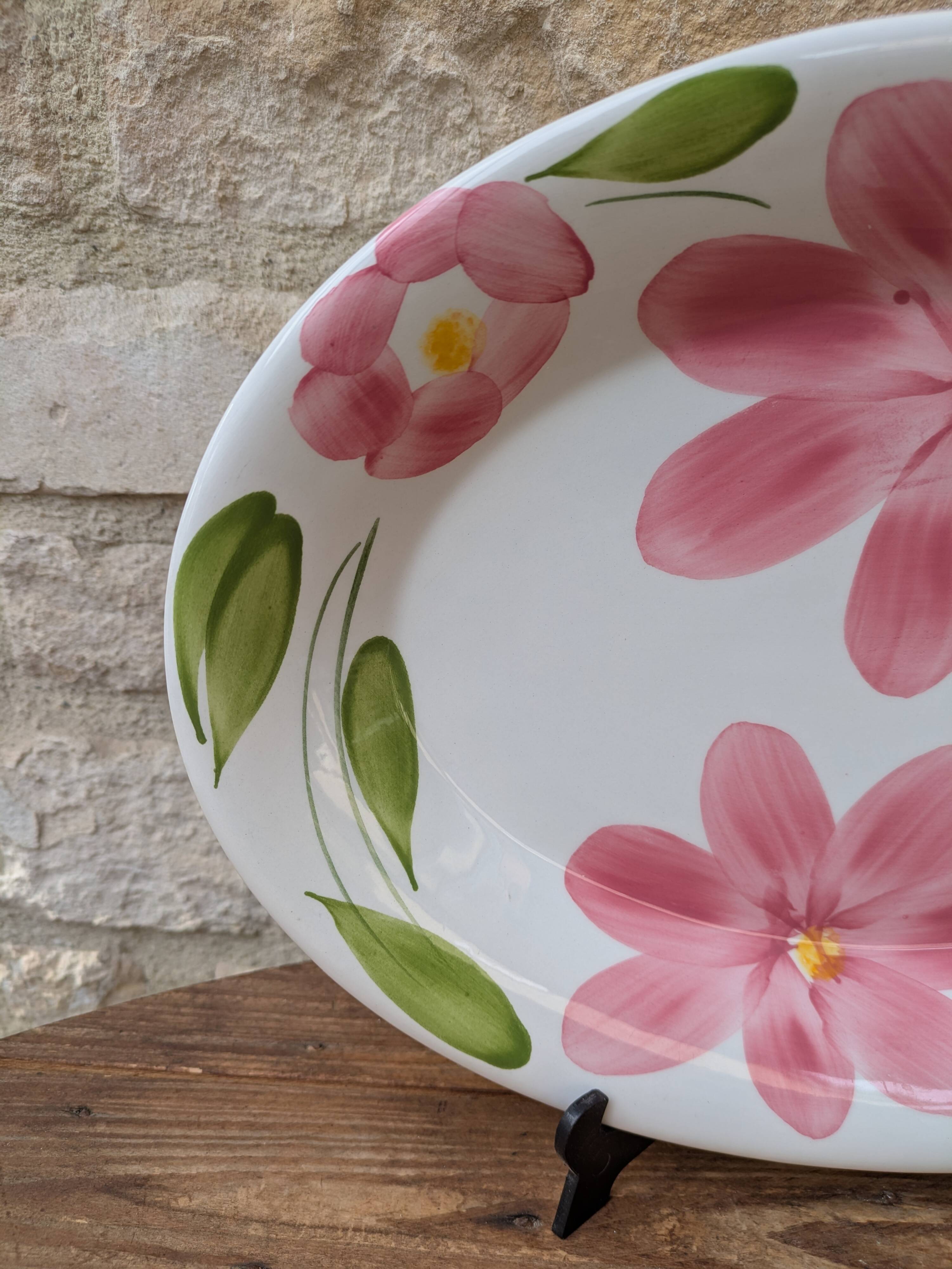 Oval serving dish with hand-painted pink flowers in San Marciano ceramic.