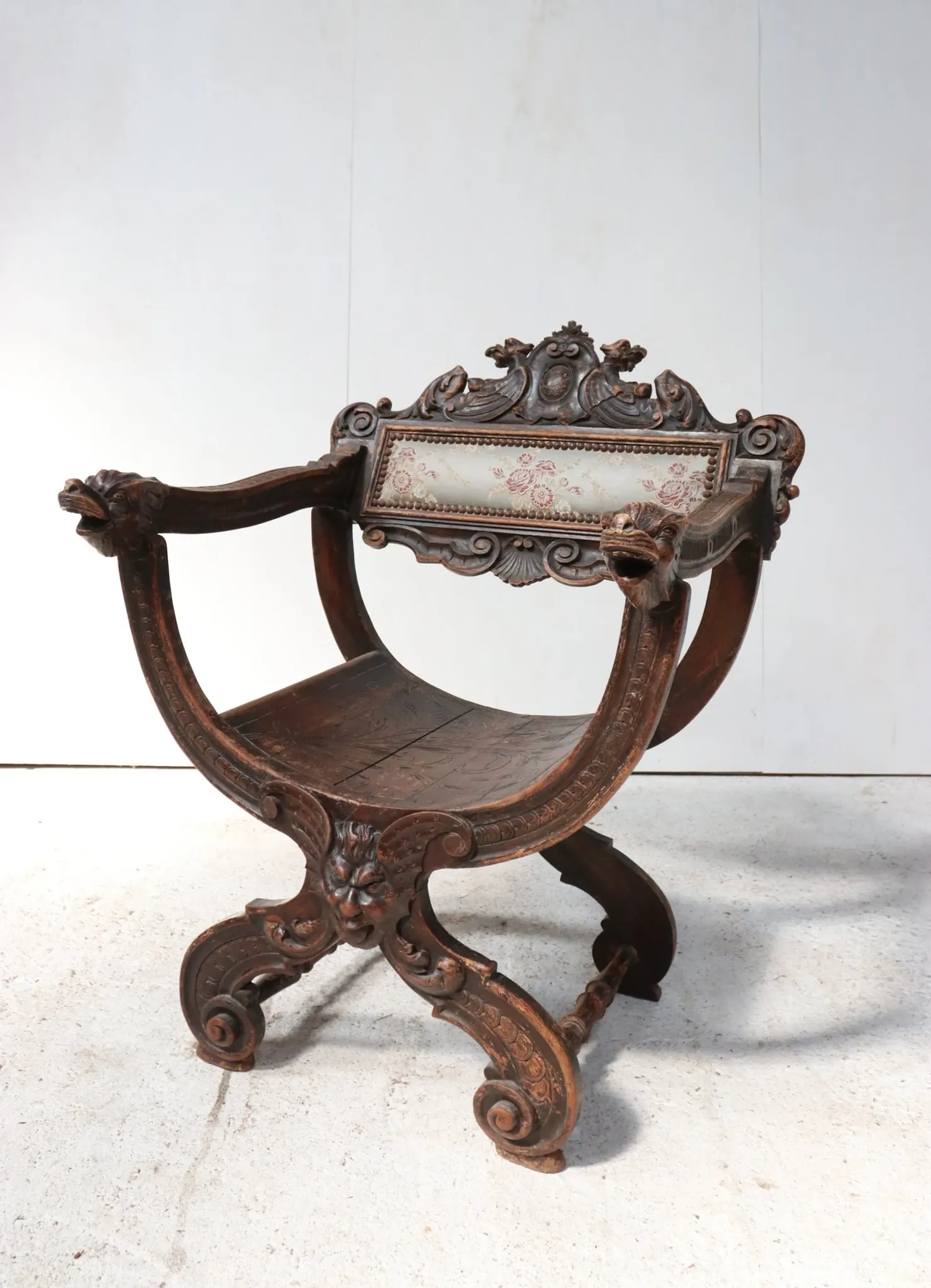 Dantesca armchair with lion heads and mascaron – neo-Renaissance, 19th c.
