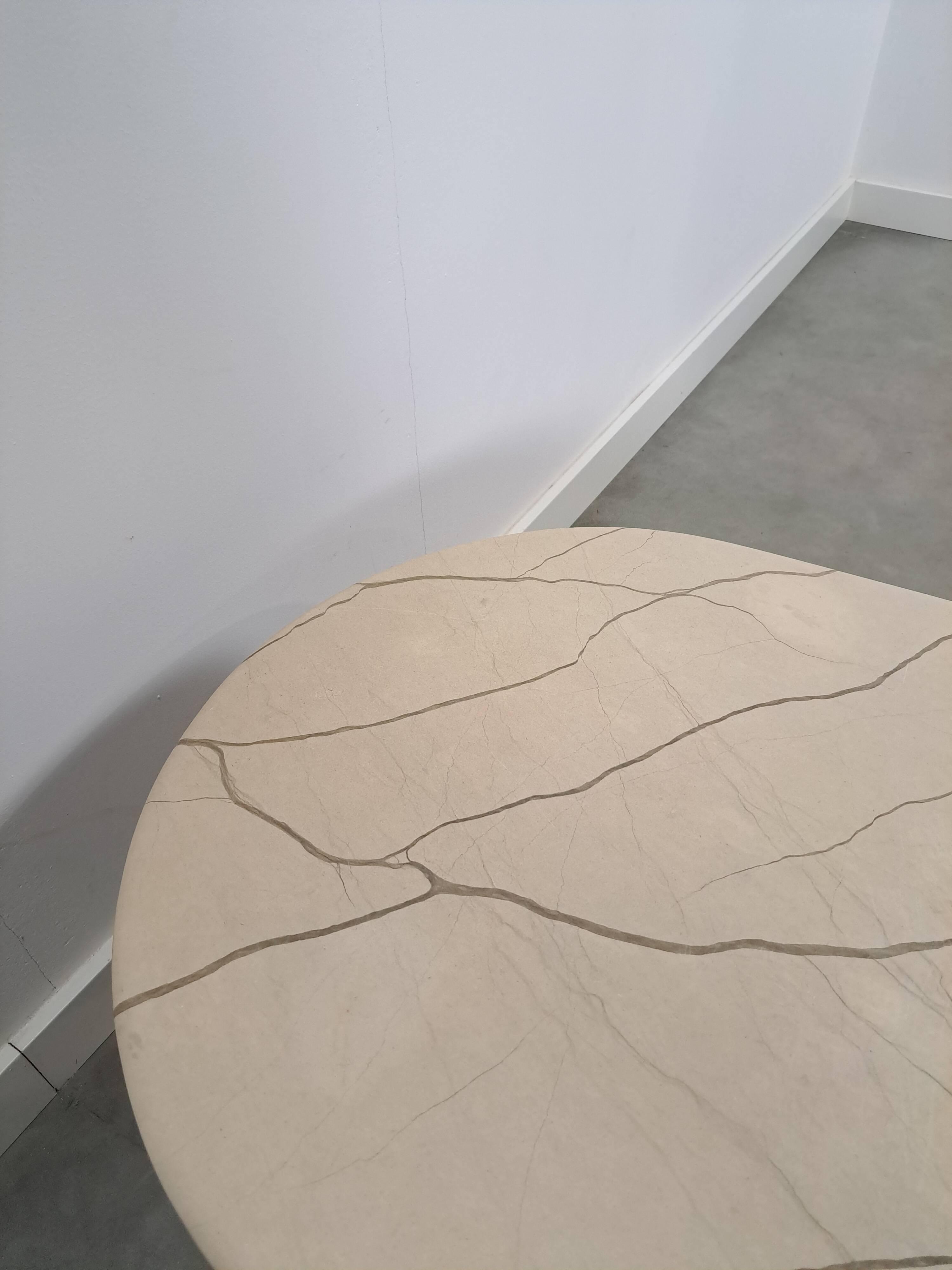 Marmeren druppelvormige tafel