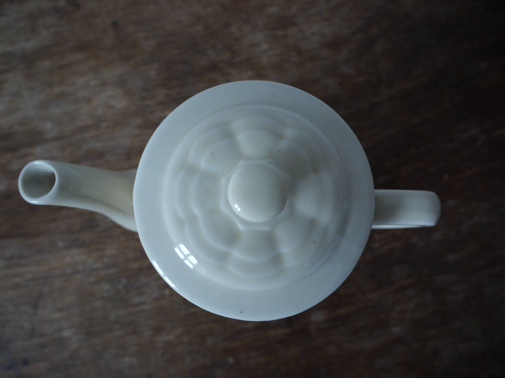Théière vintage blanc cassé