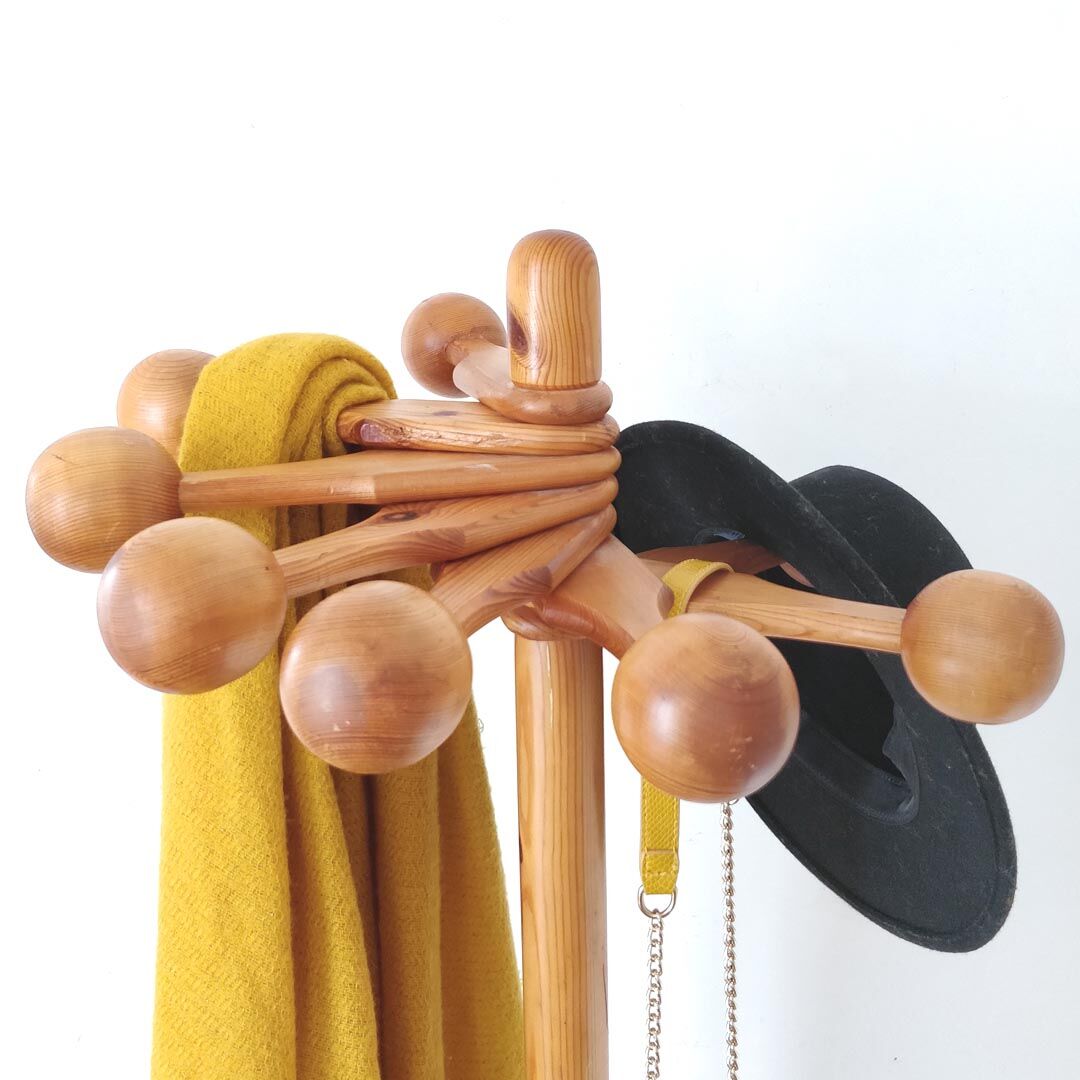 Coat holder on foot 8 orientable wooden balls