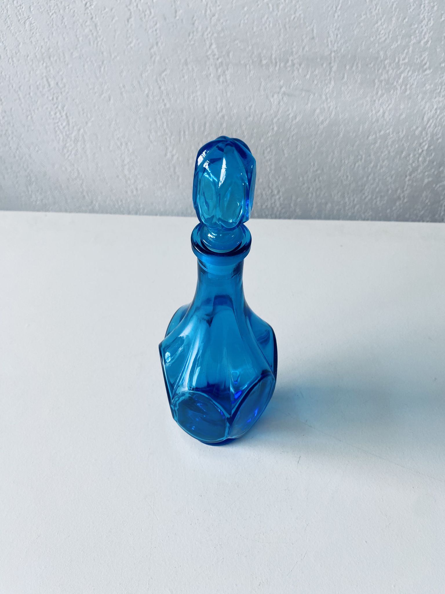 Carafe bleue en verre