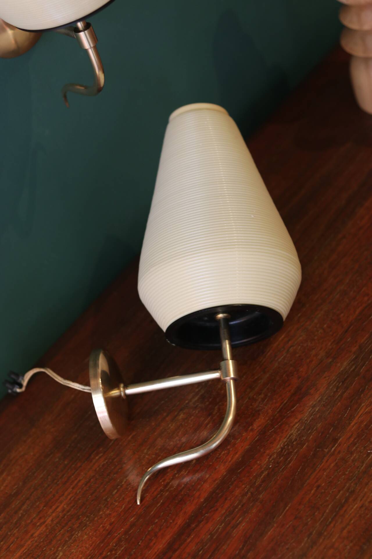 Paire d’appliques murales en laiton et plastique nervuré