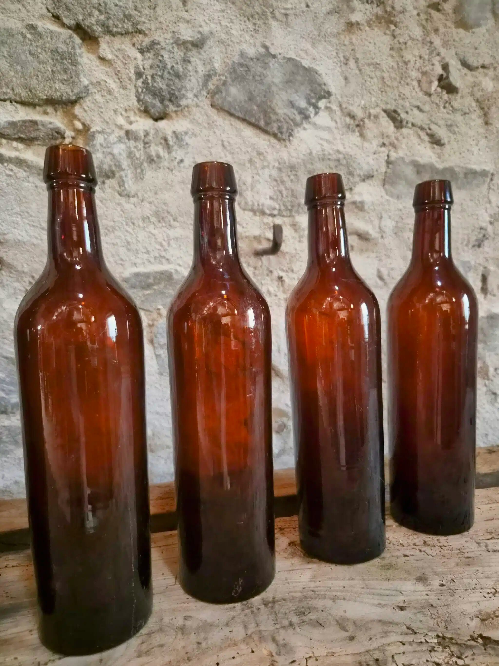 Set of 10 bottles of old Bordeaux French wine in ruby brown glass, 19th century.