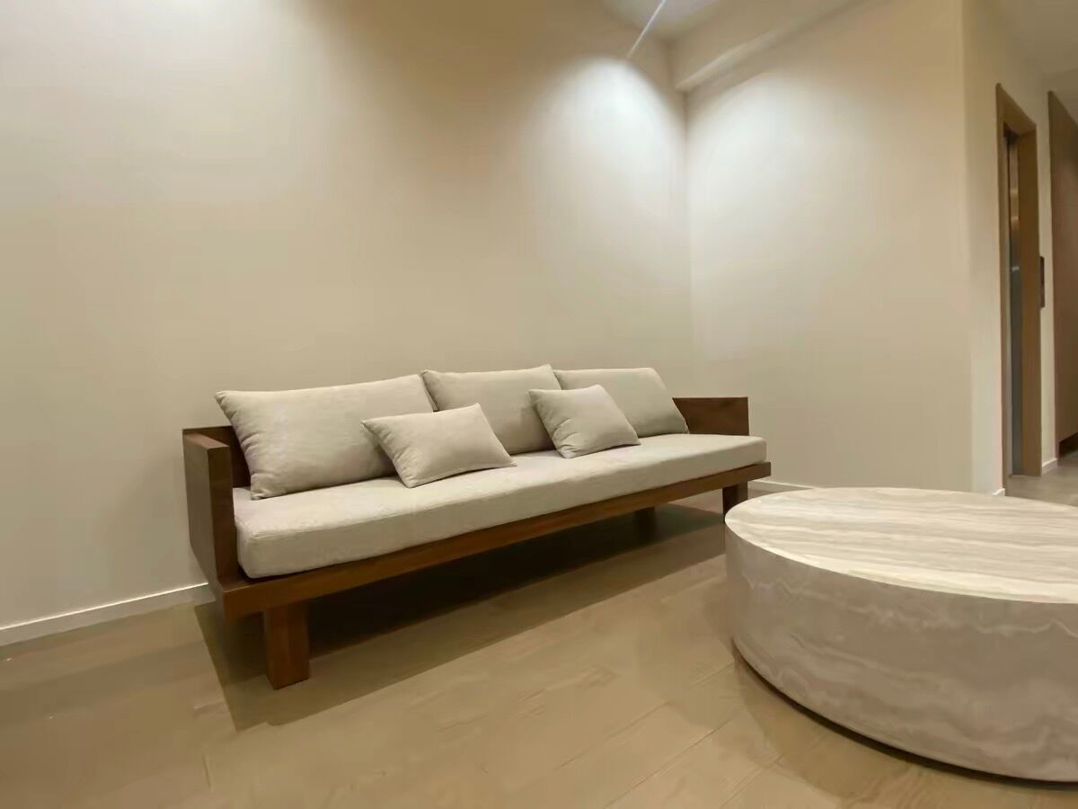 Canapé places minimaliste en bois massif et tissu écru – Style Japan