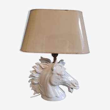 Lampe tête de cheval en céramique blanche abat-jour beige et intérieur doré