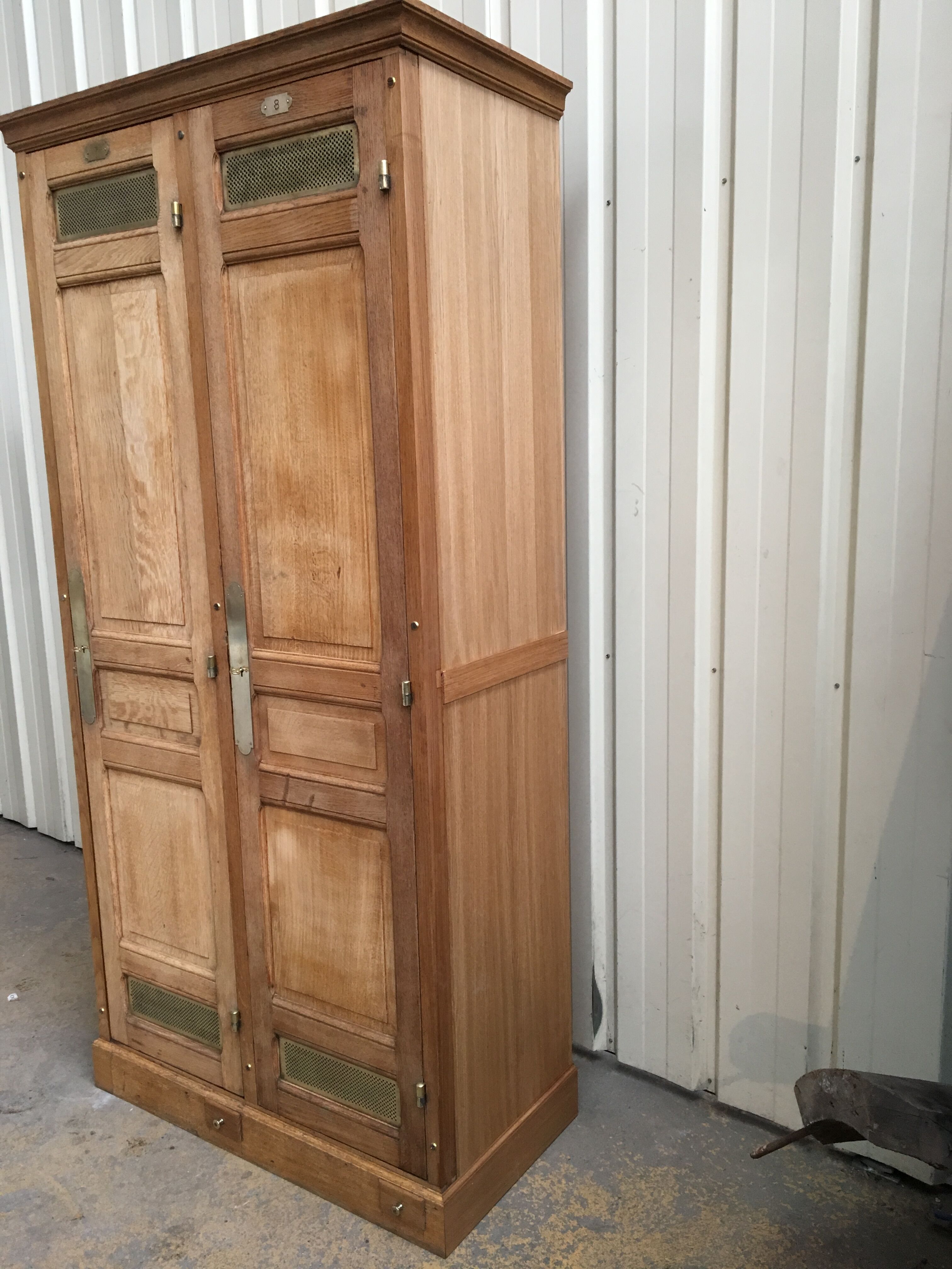 bank of France's cloakroom in oak year 40