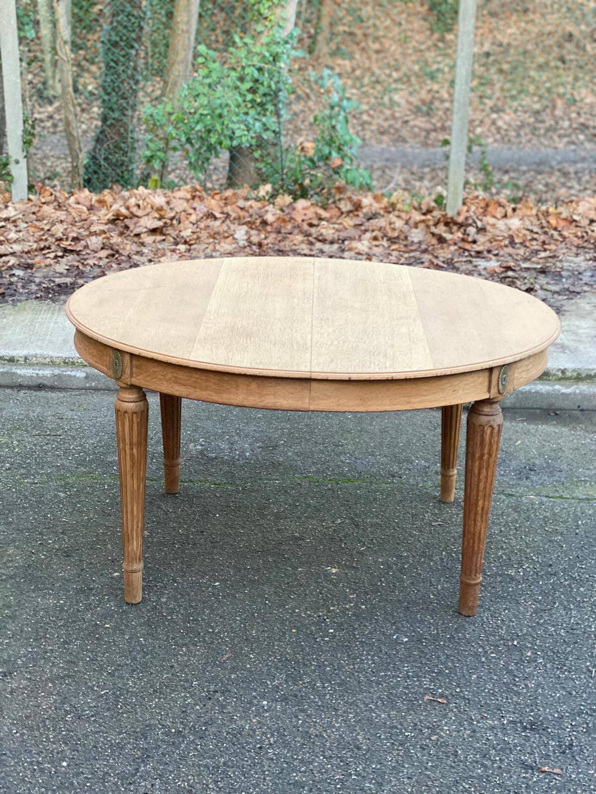 Renovated round Art Deco dining table in solid oak, 1950, 230cm extendable.