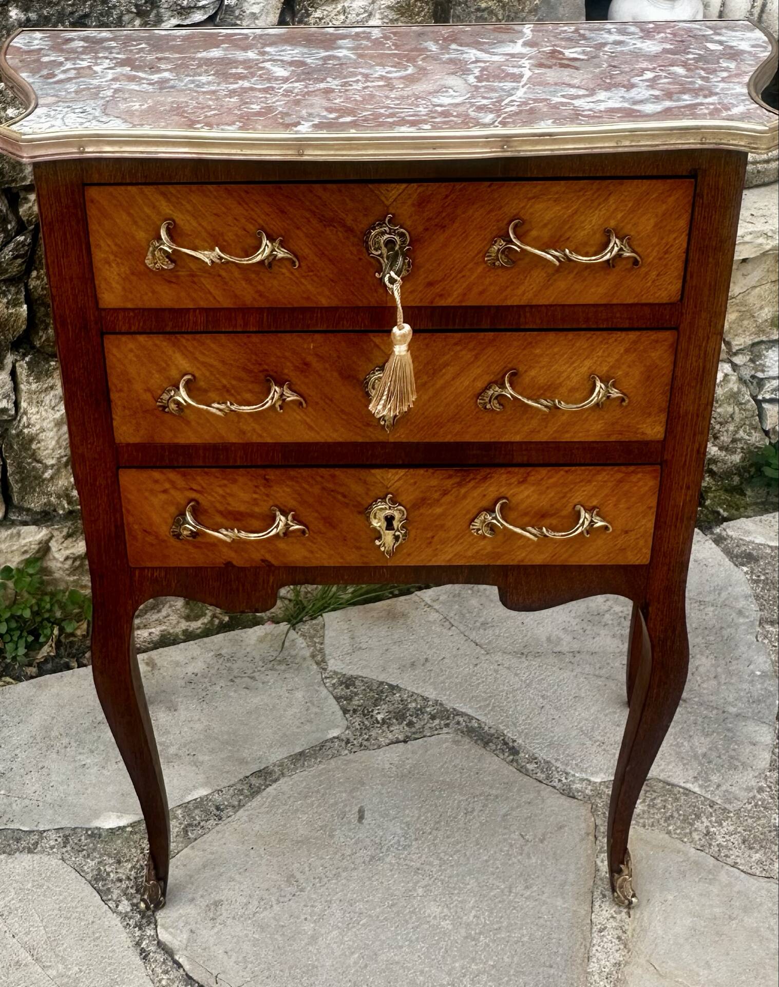 Charming small chest of drawers in precious wood marquetry.