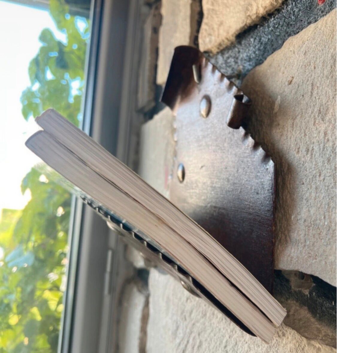 Porte-revues ou porte-courriers mural vintage 1960’s en métal marron