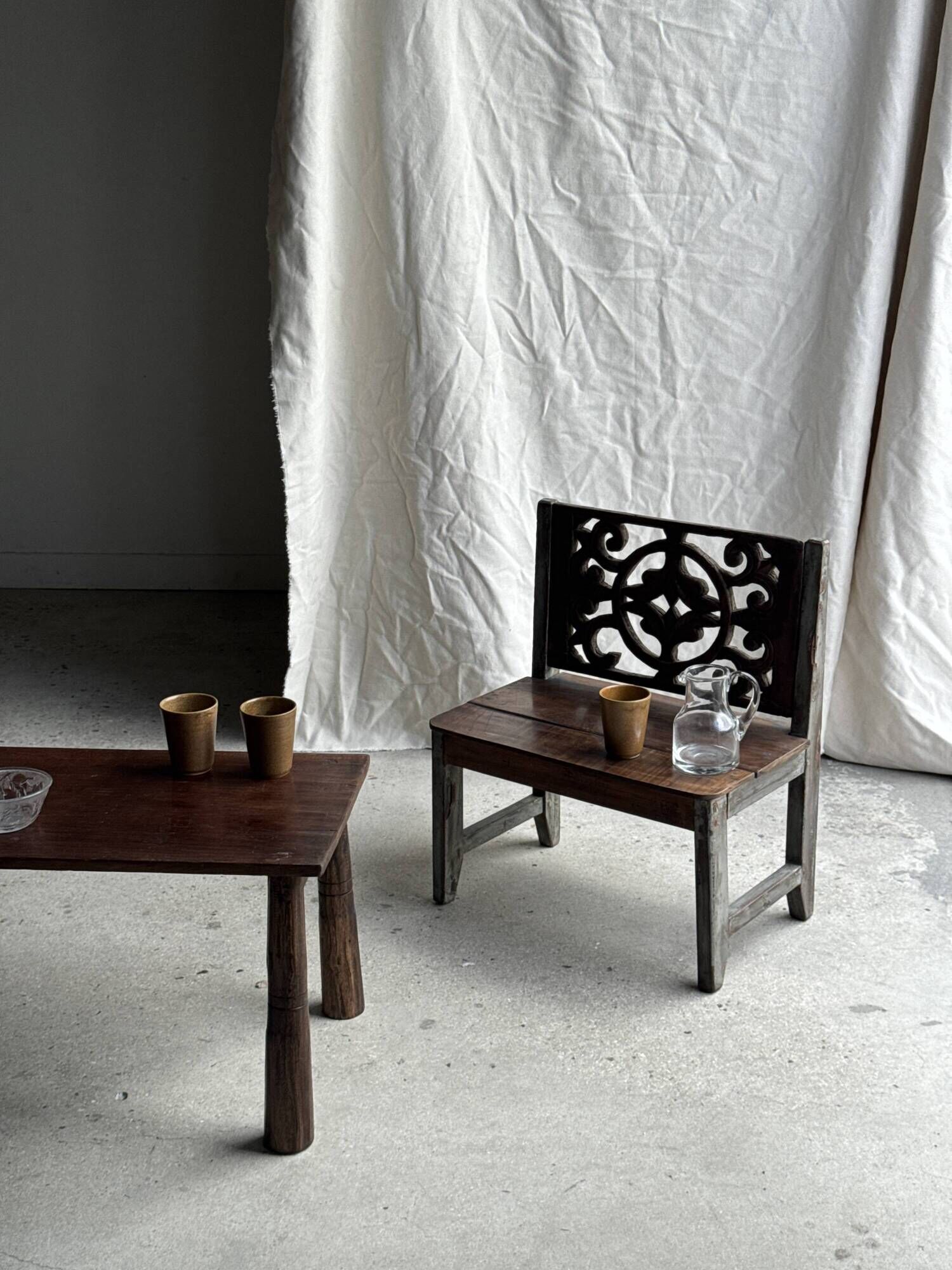 Mini banc à dossier sculpté à motif de rosace et volutes H59 L51