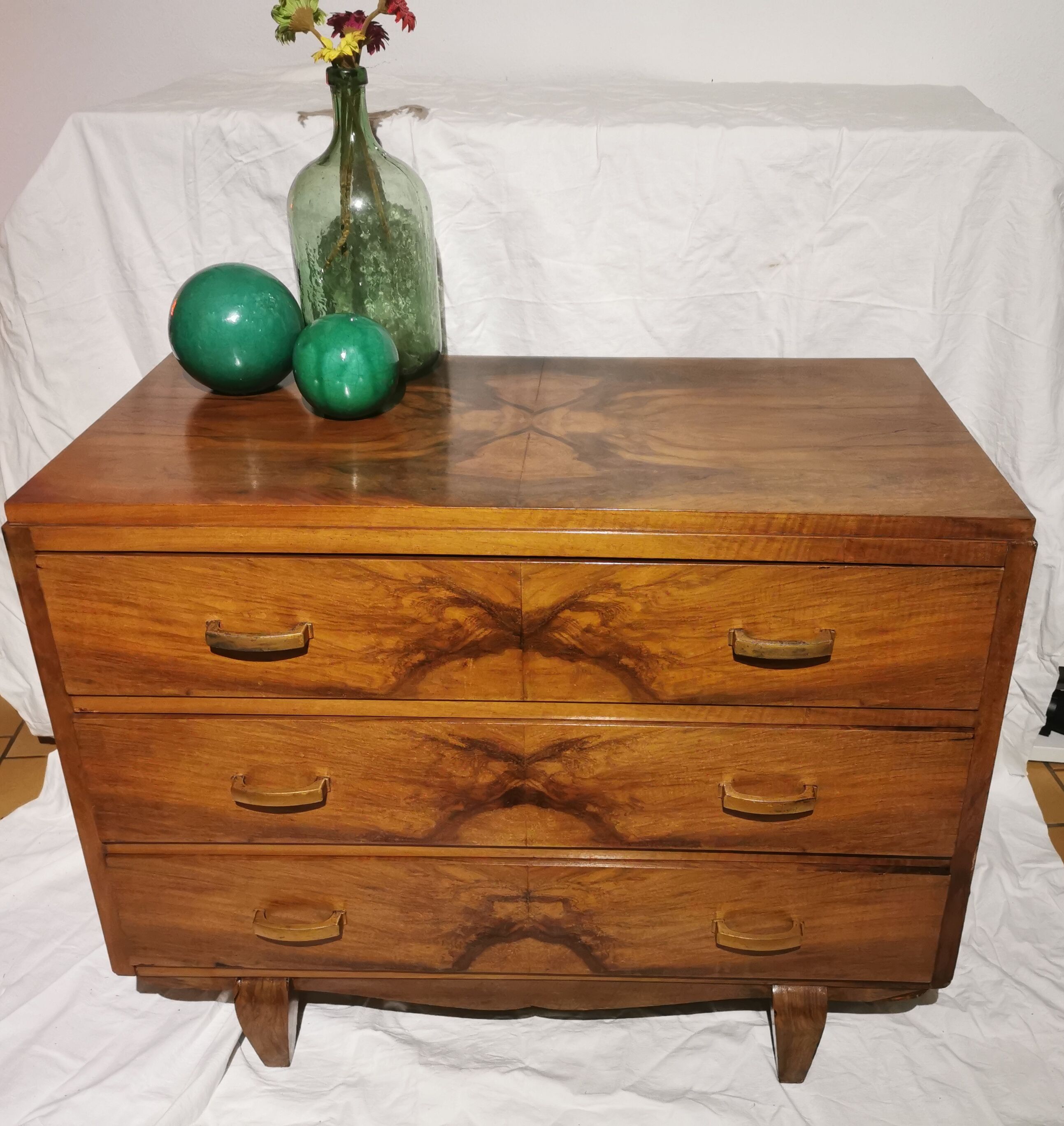 Art Deco chest of drawers in walnut magnifying glass with whiskers