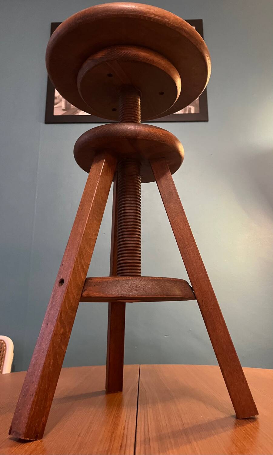Wooden tripod stool from the 1970s, pivotable and adjustable