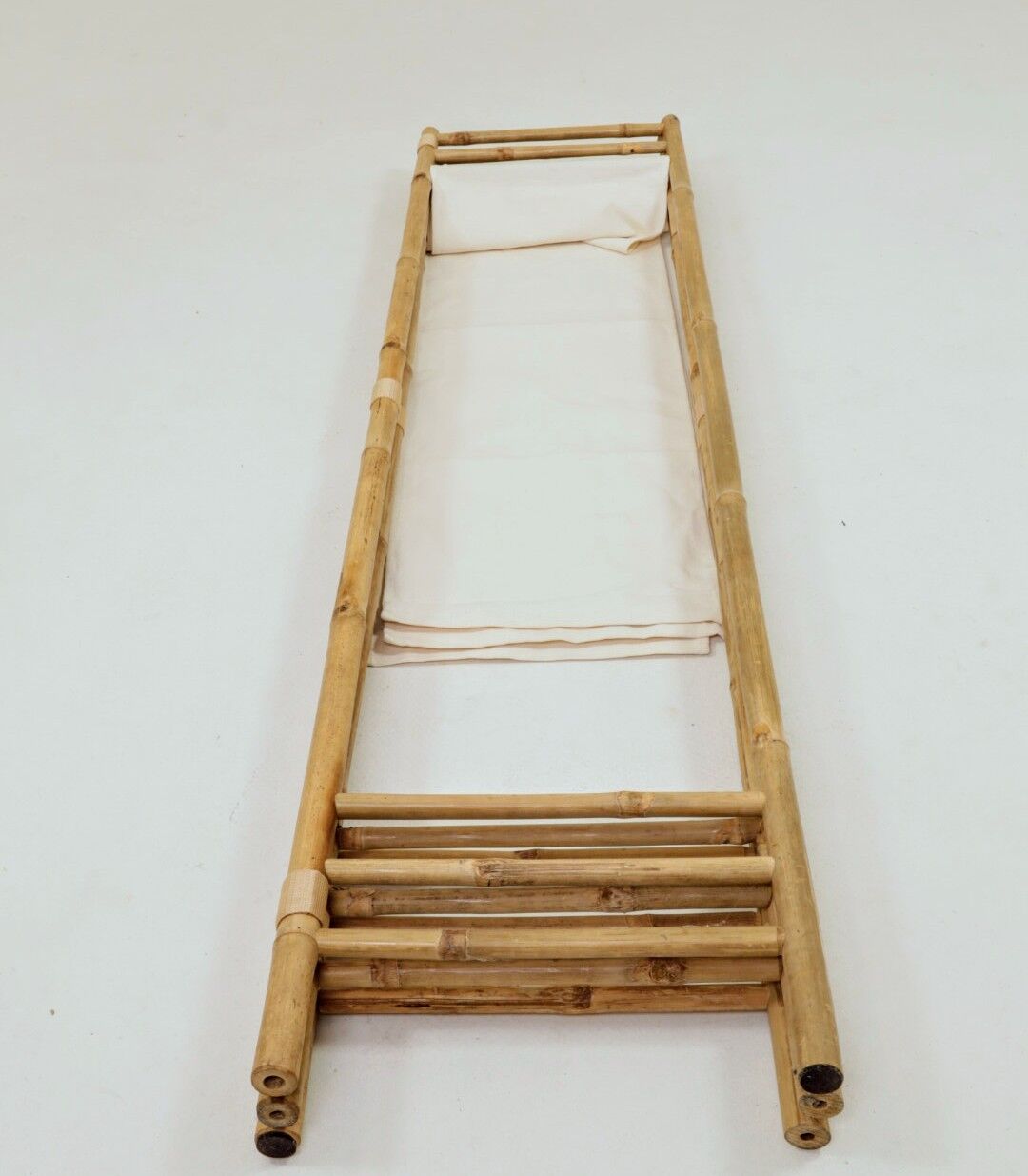 Bamboo screen with 3 frames in beige fabric.