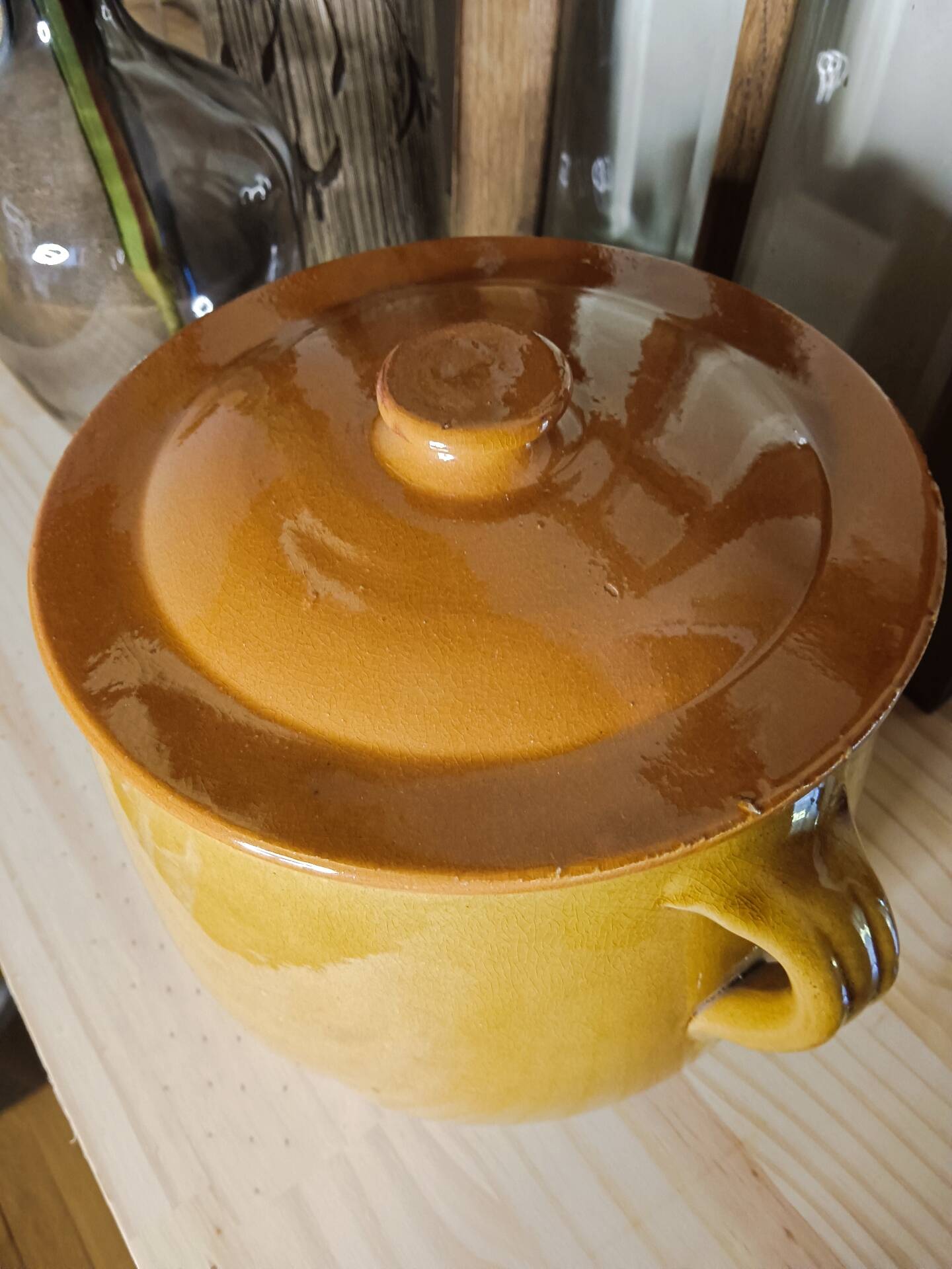 Marmite / Vintage earthenware casserole with lid (21 x