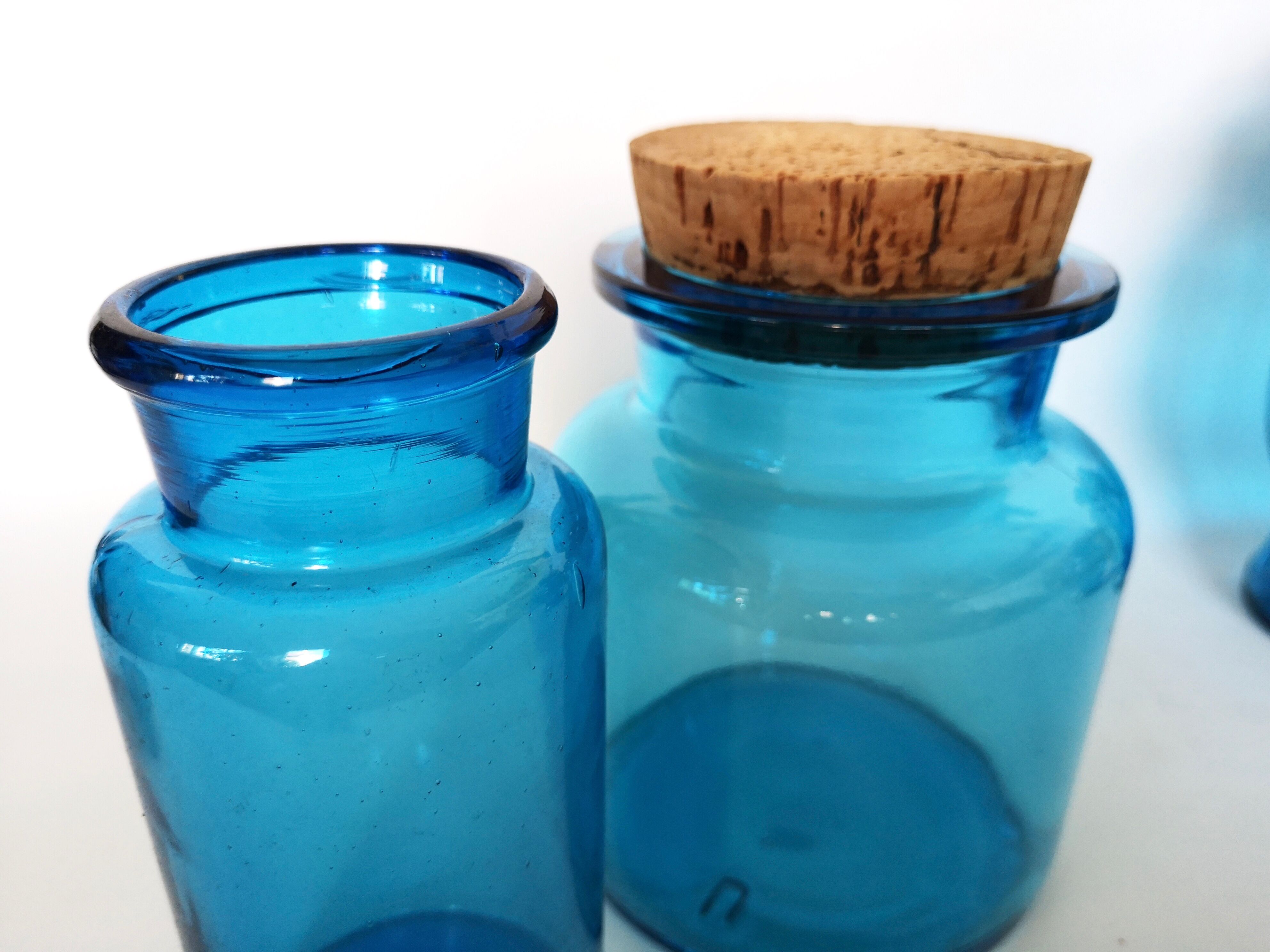 Ensemble de 6 bocaux en verre bleu