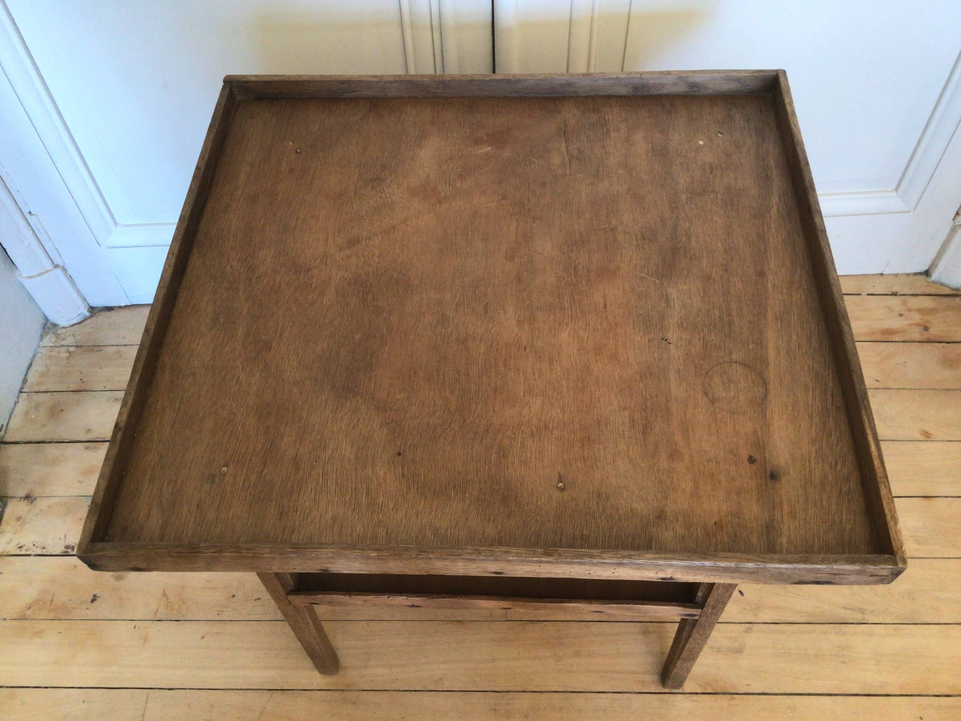 Antique coffee table with 2 tiers