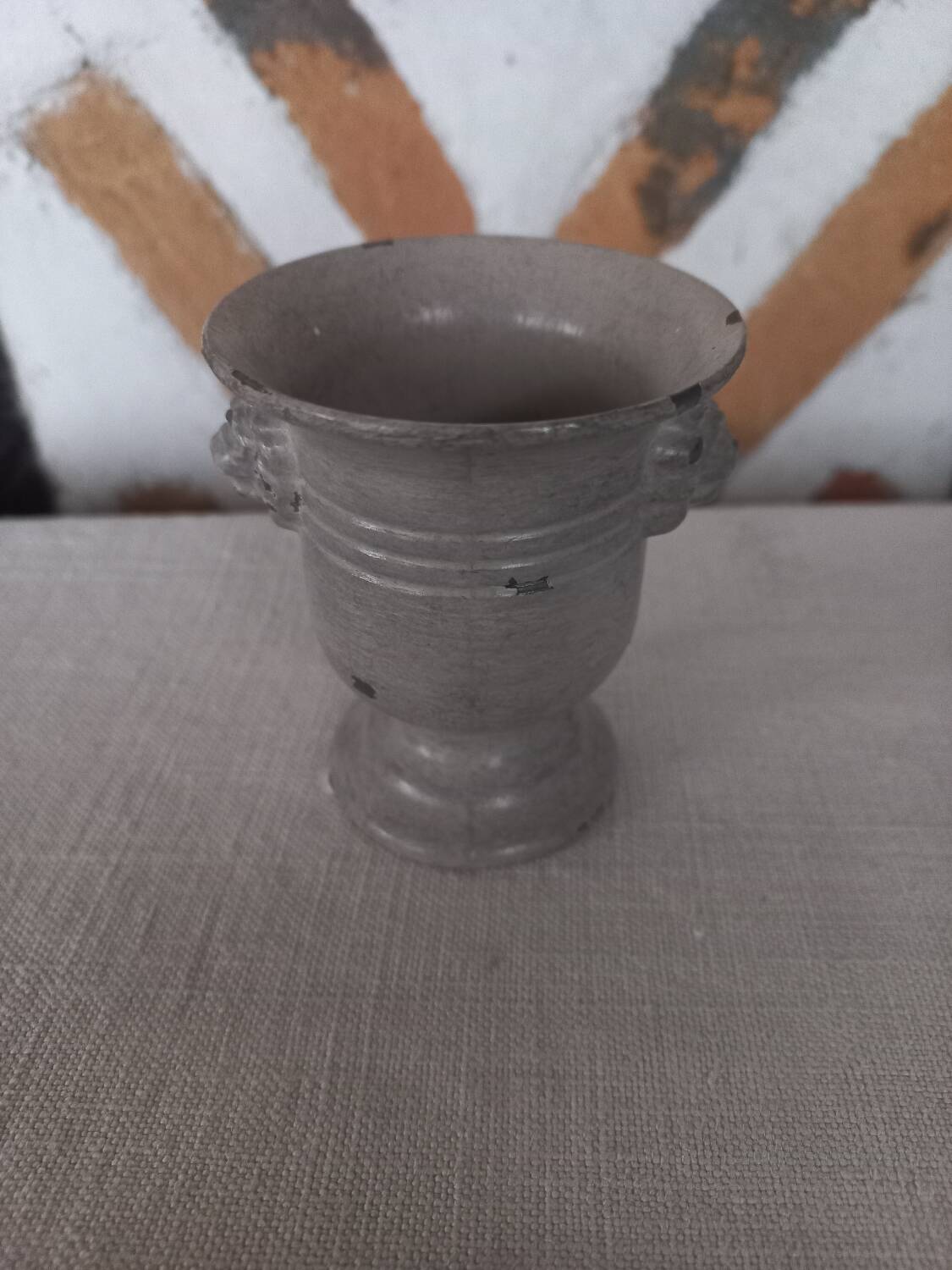 Small Medici lion head vase