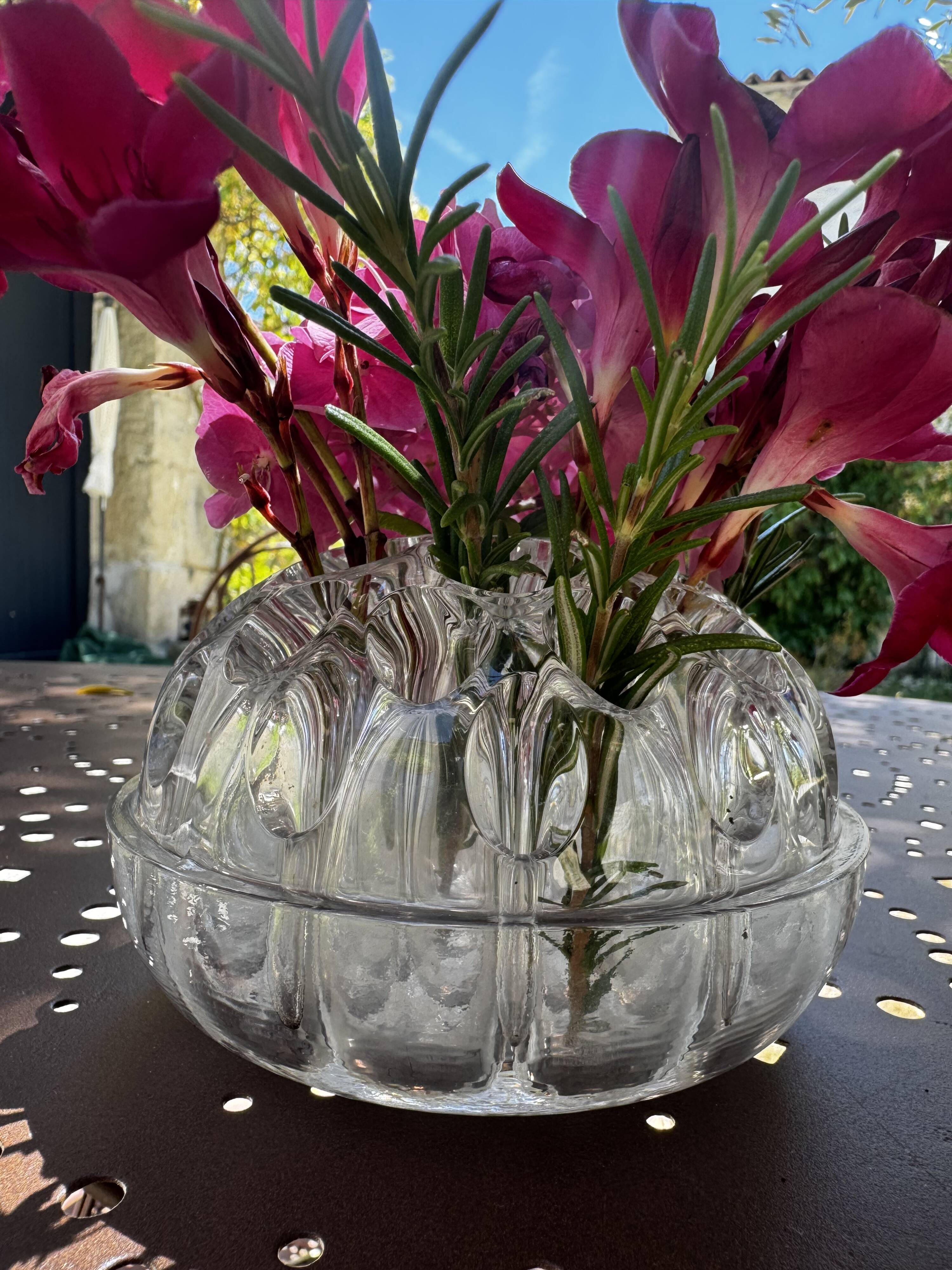 Ancien pique-fleurs en verre moulé transparent