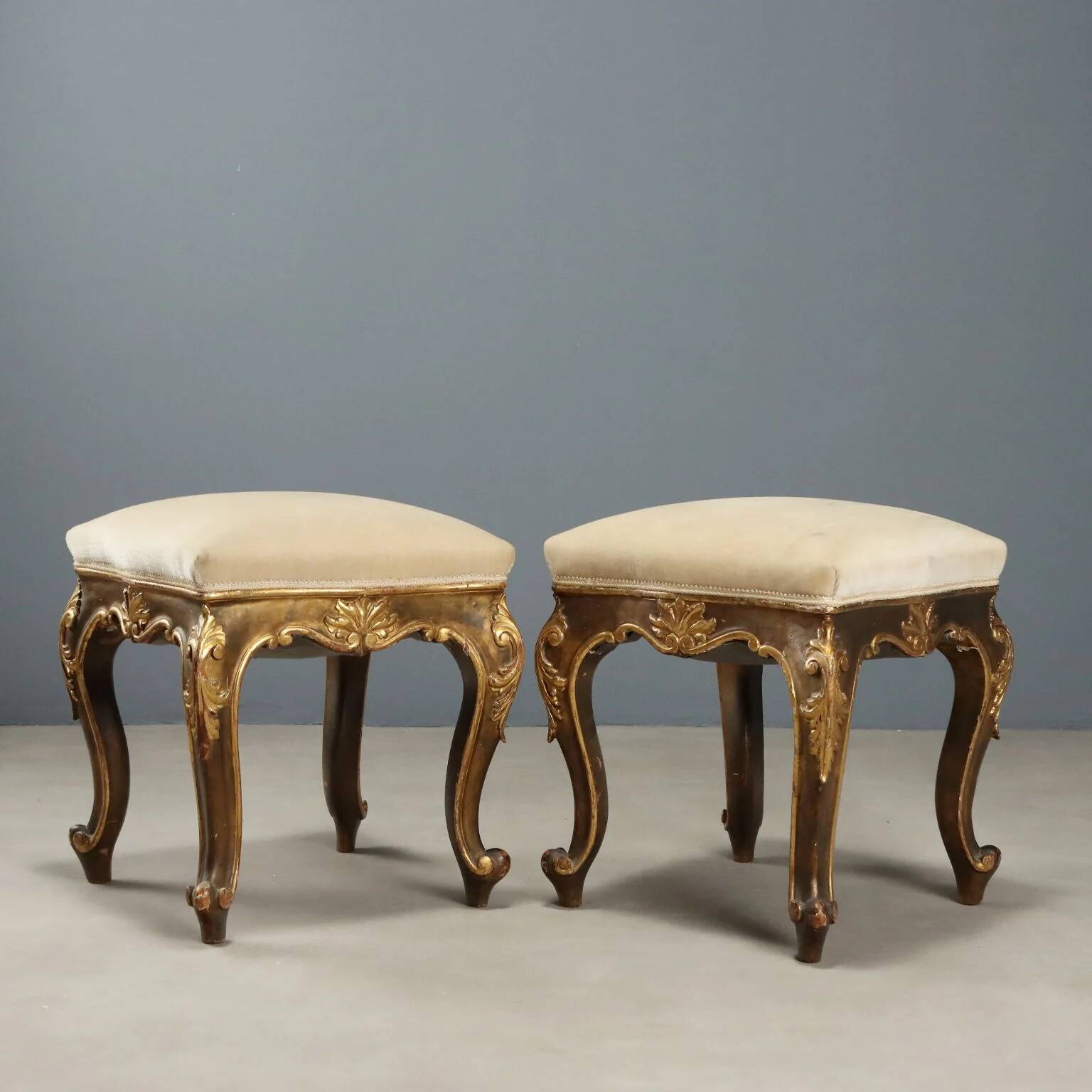 Paire de tabourets éclectiques anciens en bois sculpté et doré, XIXe siècle