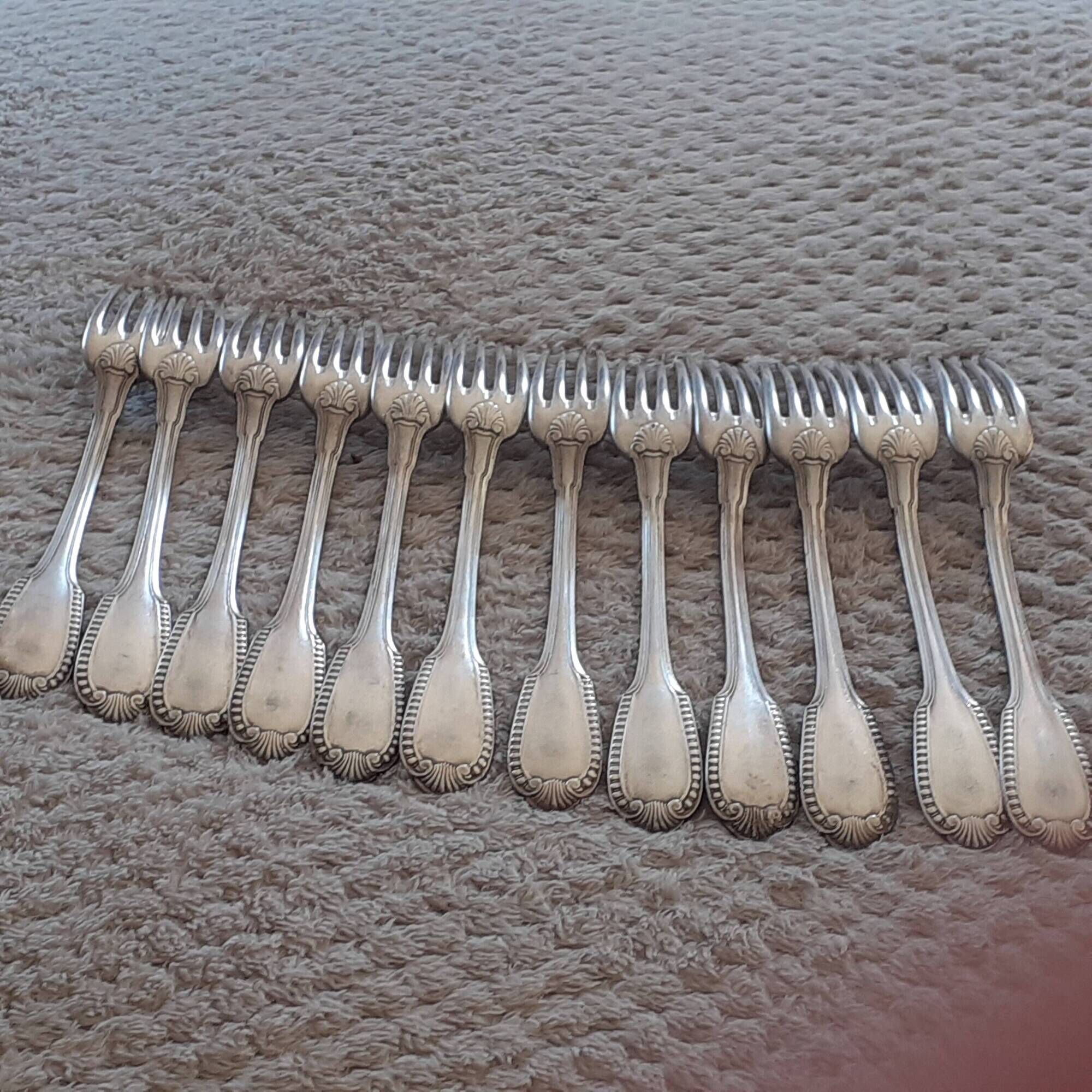 Lot de 12 fourchettes en métal argenté
