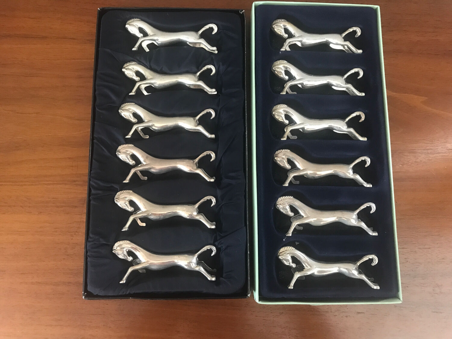 Set of 12 horses rests knives