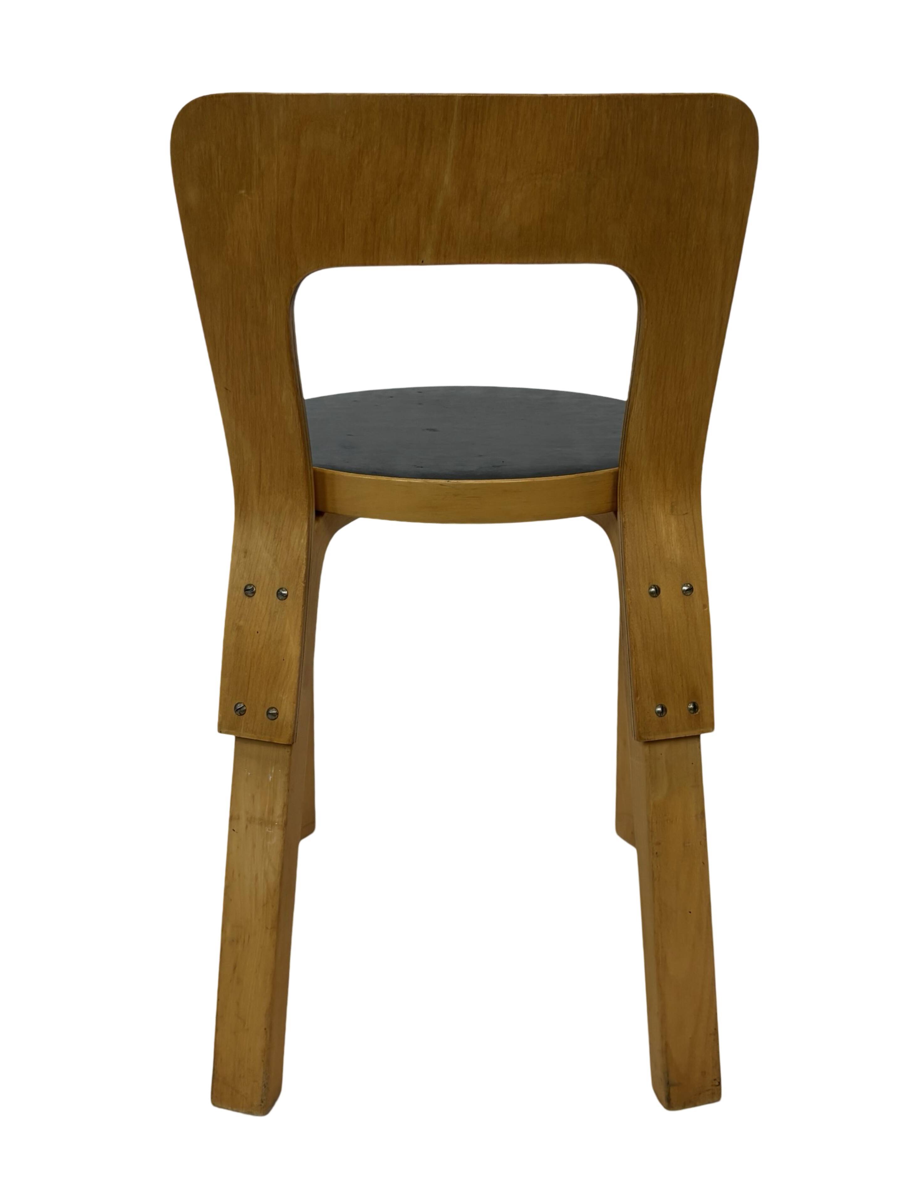 Chaise vintage modèle 65 par Alvar Aalto pour Artek (Linoléum noir)