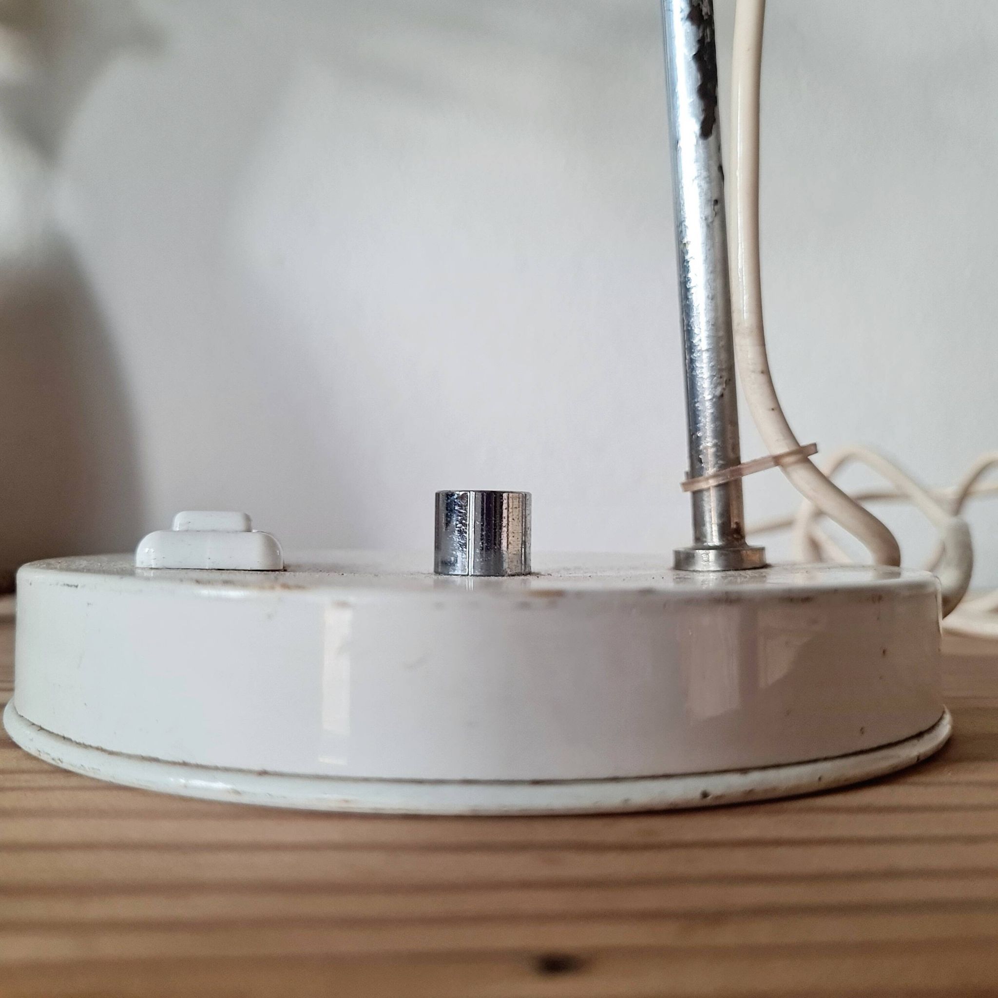 Small vintage Space Age desk lamp in white metal, 1970s design.