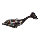 Poisson stylisé, décoré de motifs colorés sur fond foncé